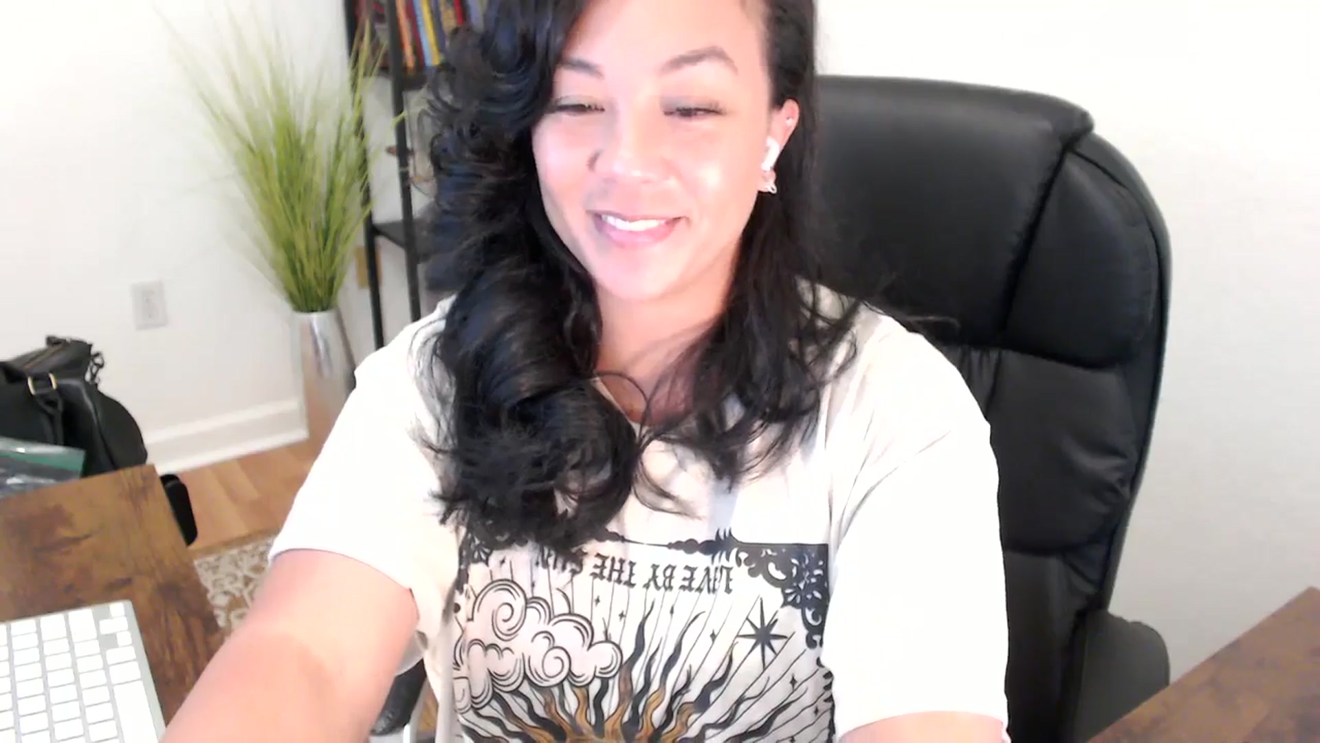 Gallery image thumbnail from MickaylaStar's myfreecams stream on, 05/07/2025, 19:22 image 12 of 20