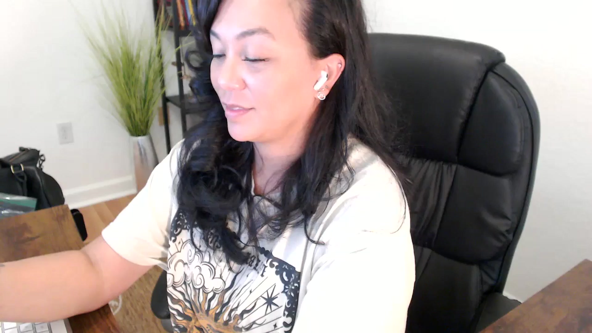 Gallery image thumbnail from MickaylaStar's myfreecams stream on, 05/07/2025, 19:43 image 18 of 20