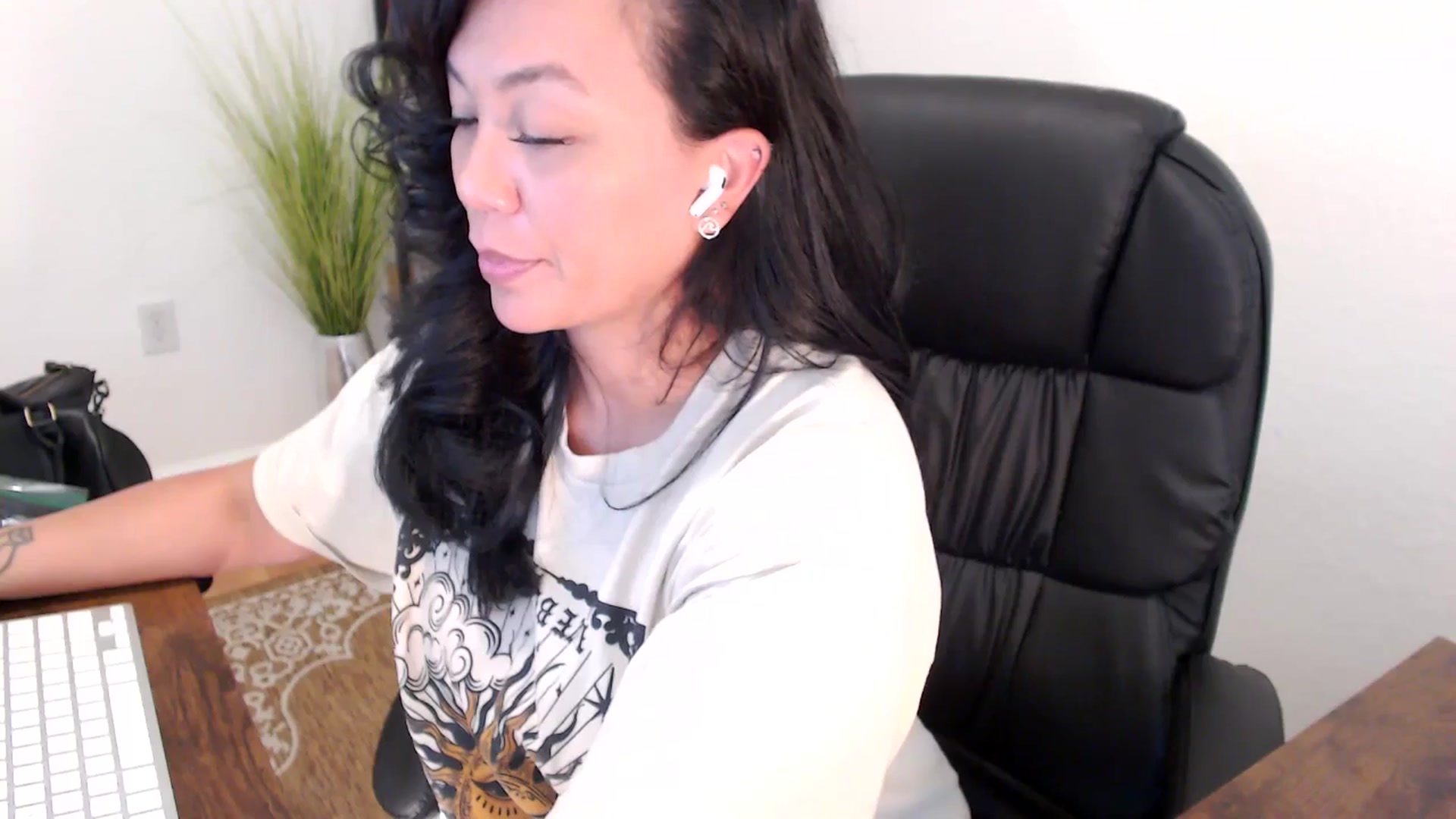 Gallery image thumbnail from MickaylaStar's myfreecams stream on, 05/07/2025, 20:36 image 13 of 20