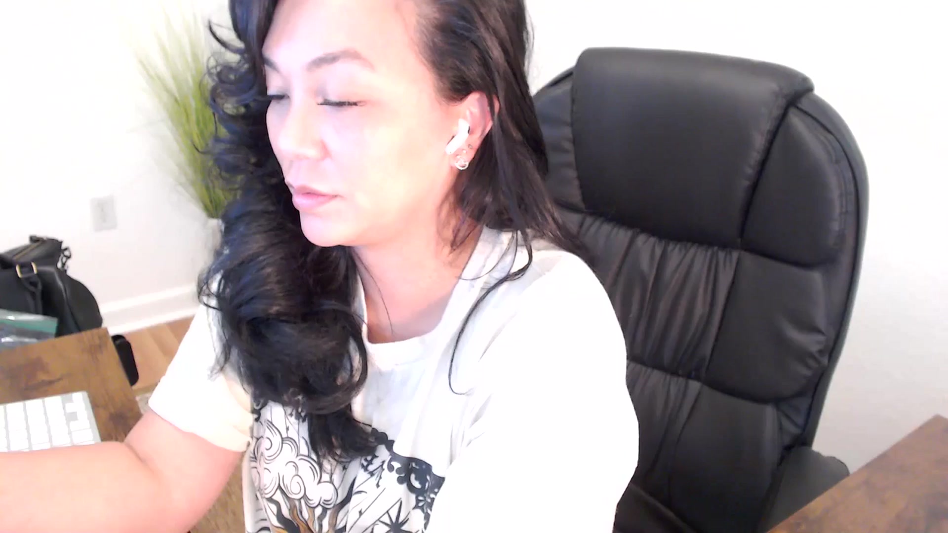 Gallery image thumbnail from MickaylaStar's myfreecams stream on, 05/07/2025, 20:36 image 6 of 20