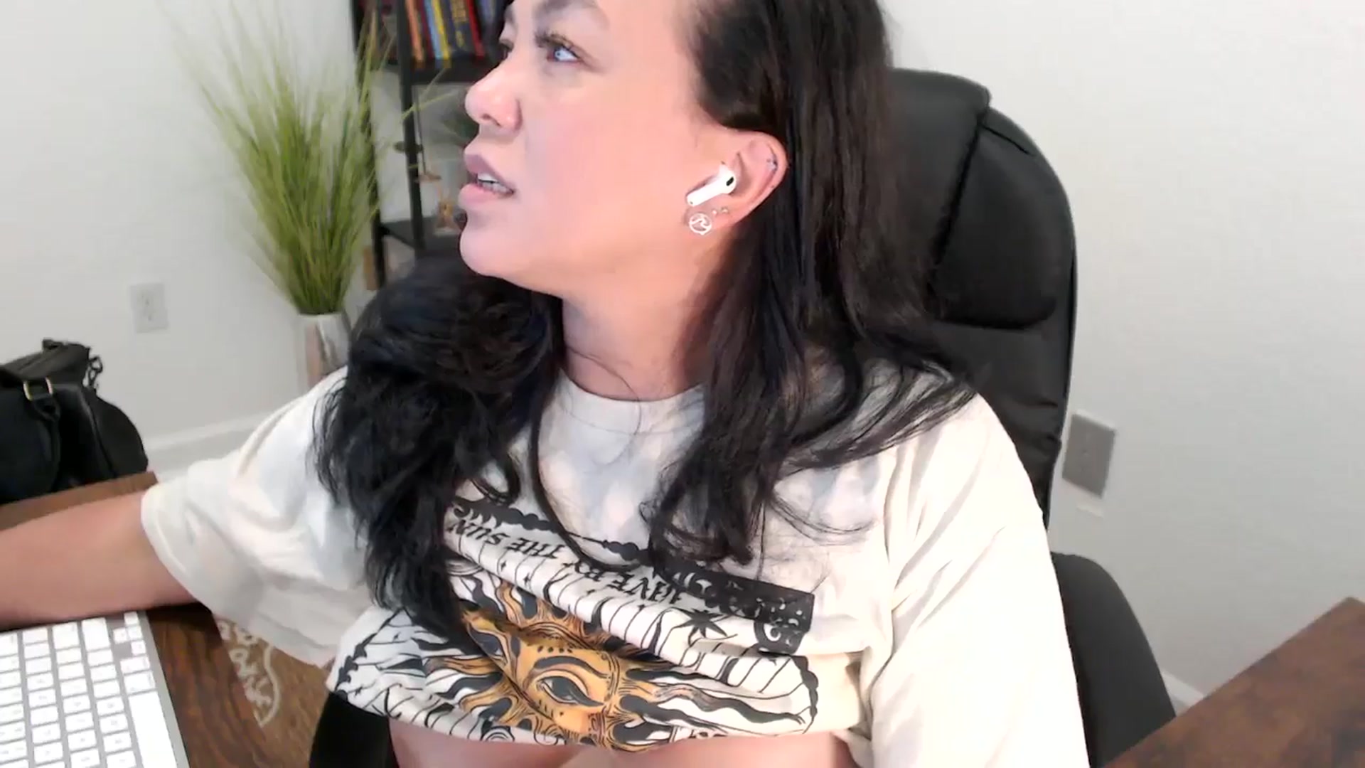 Gallery image thumbnail from MickaylaStar's myfreecams stream on, 05/07/2025, 22:13 image 4 of 20