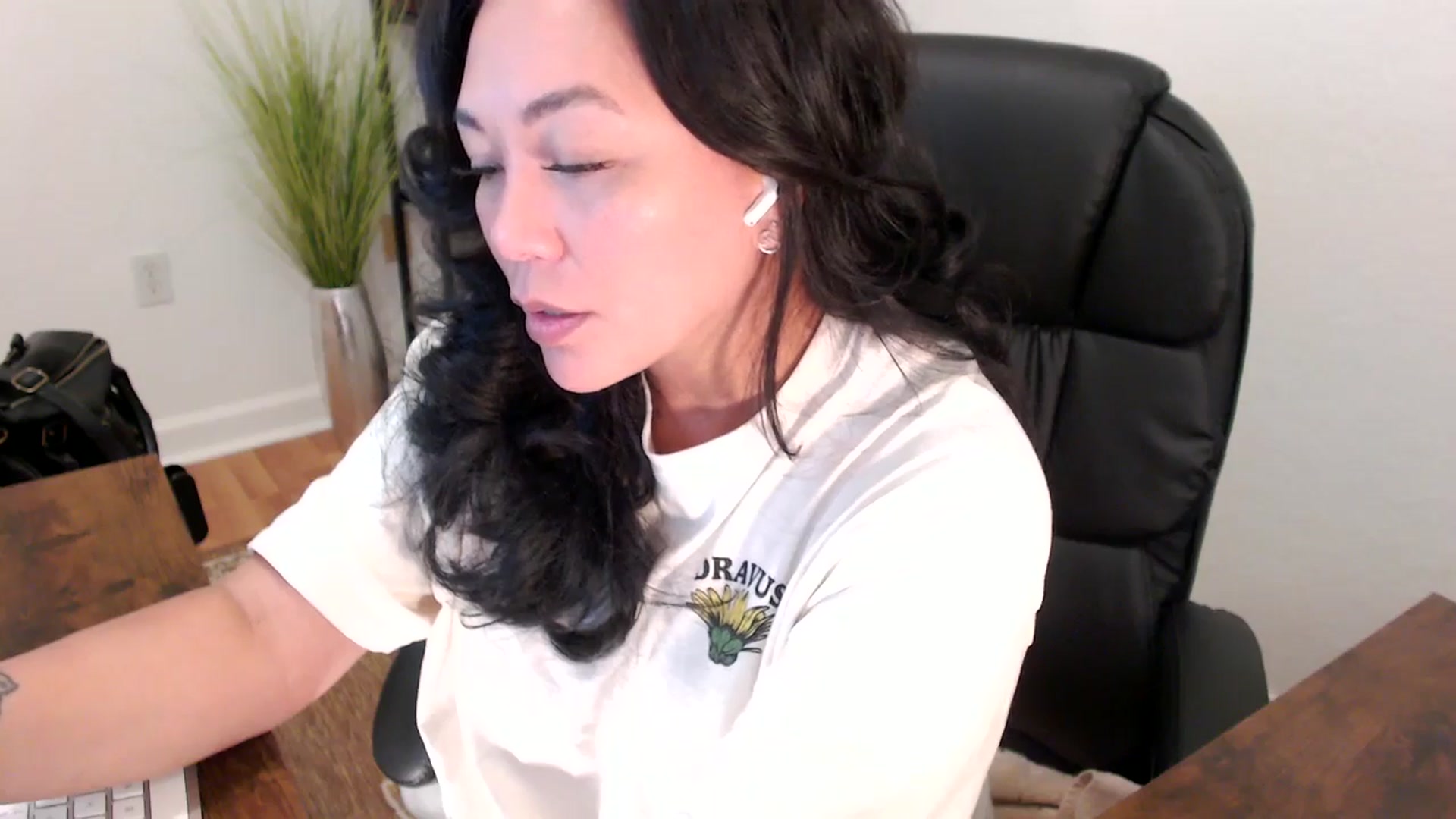 Gallery image thumbnail from MickaylaStar's myfreecams stream on, 05/08/2025, 16:57 image 13 of 20