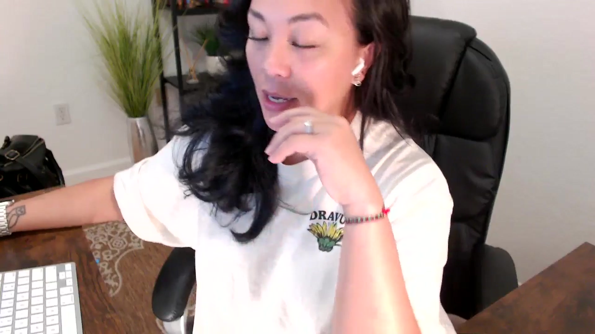Gallery image thumbnail from MickaylaStar's myfreecams stream on, 05/08/2025, 16:57 image 10 of 20