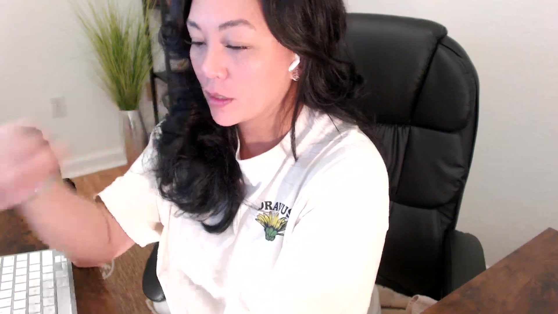 Gallery image thumbnail from MickaylaStar's myfreecams stream on, 05/08/2025, 16:57 image 14 of 20