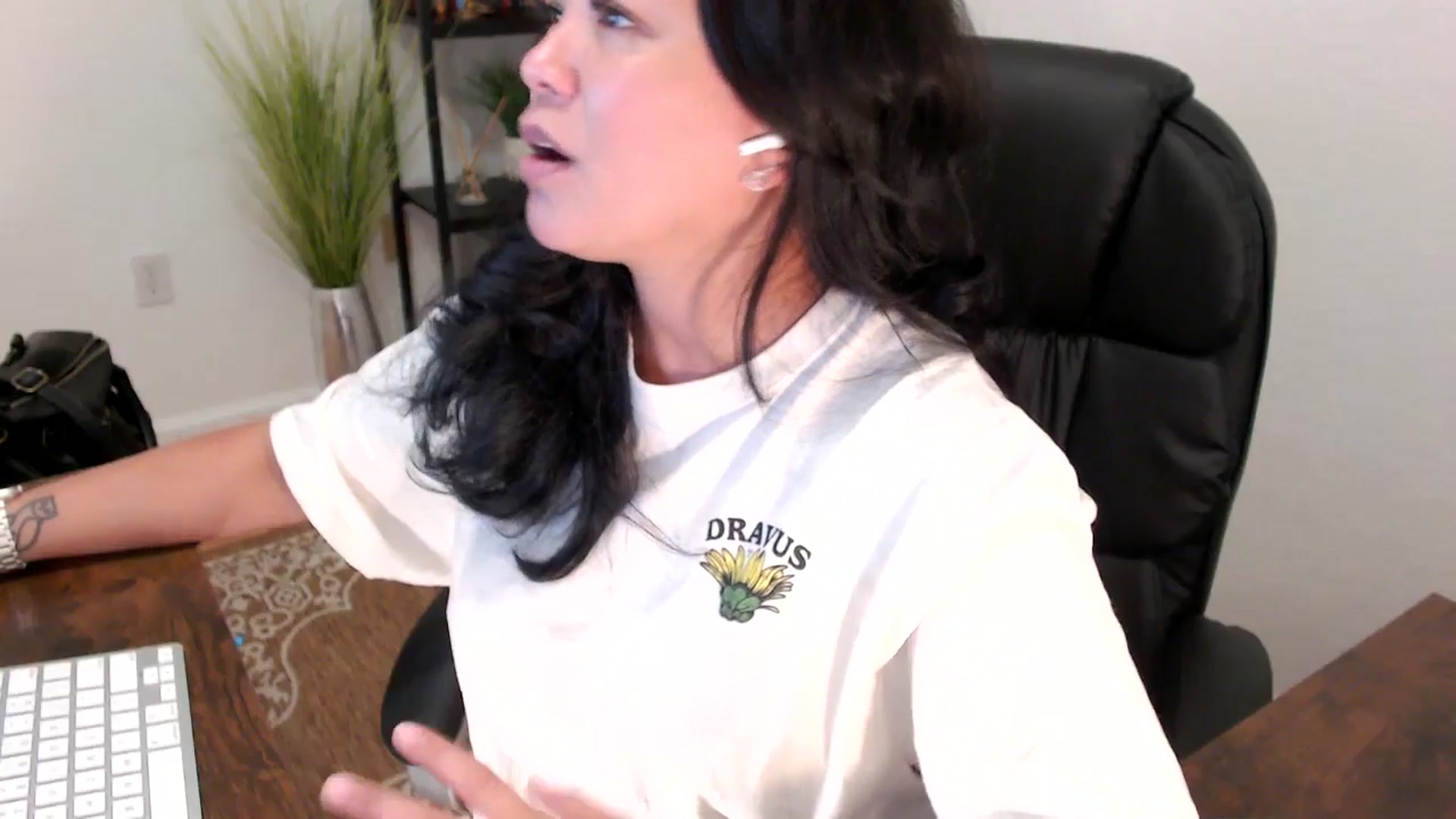 Gallery image thumbnail from MickaylaStar's myfreecams stream on, 05/08/2025, 16:57 image 18 of 20