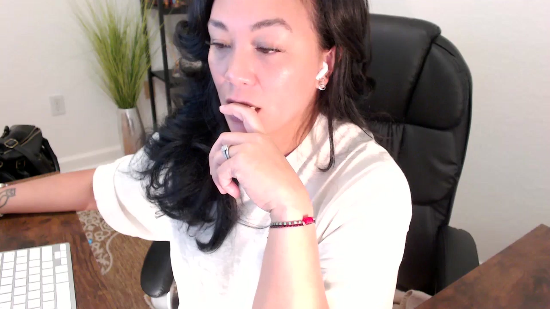 Gallery image thumbnail from MickaylaStar's myfreecams stream on, 05/08/2025, 16:57 image 11 of 20