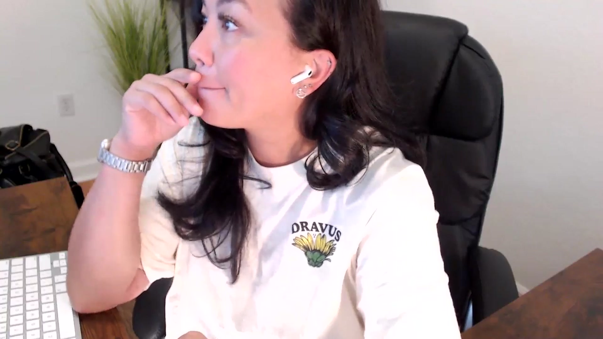 Gallery image thumbnail from MickaylaStar's myfreecams stream on, 05/08/2025, 20:12 image 6 of 20