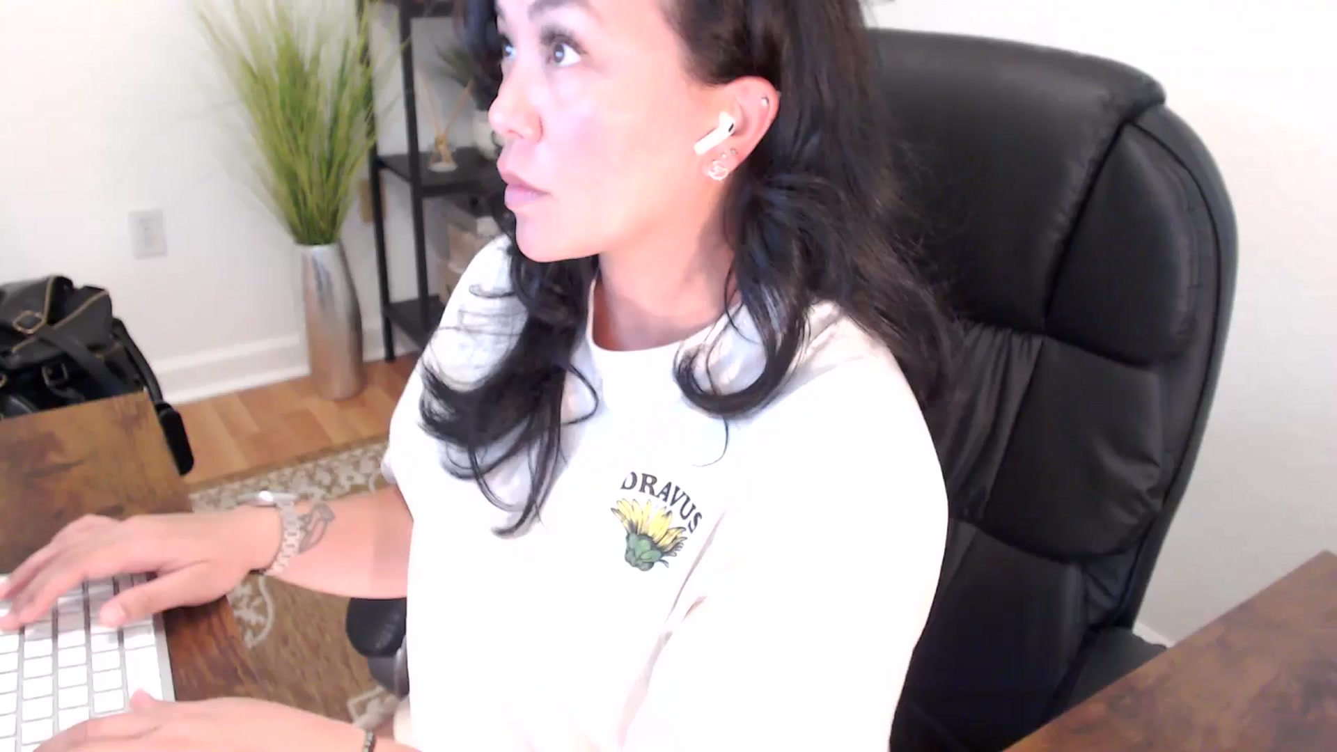 Gallery image thumbnail from MickaylaStar's myfreecams stream on, 05/08/2025, 20:12 image 3 of 20