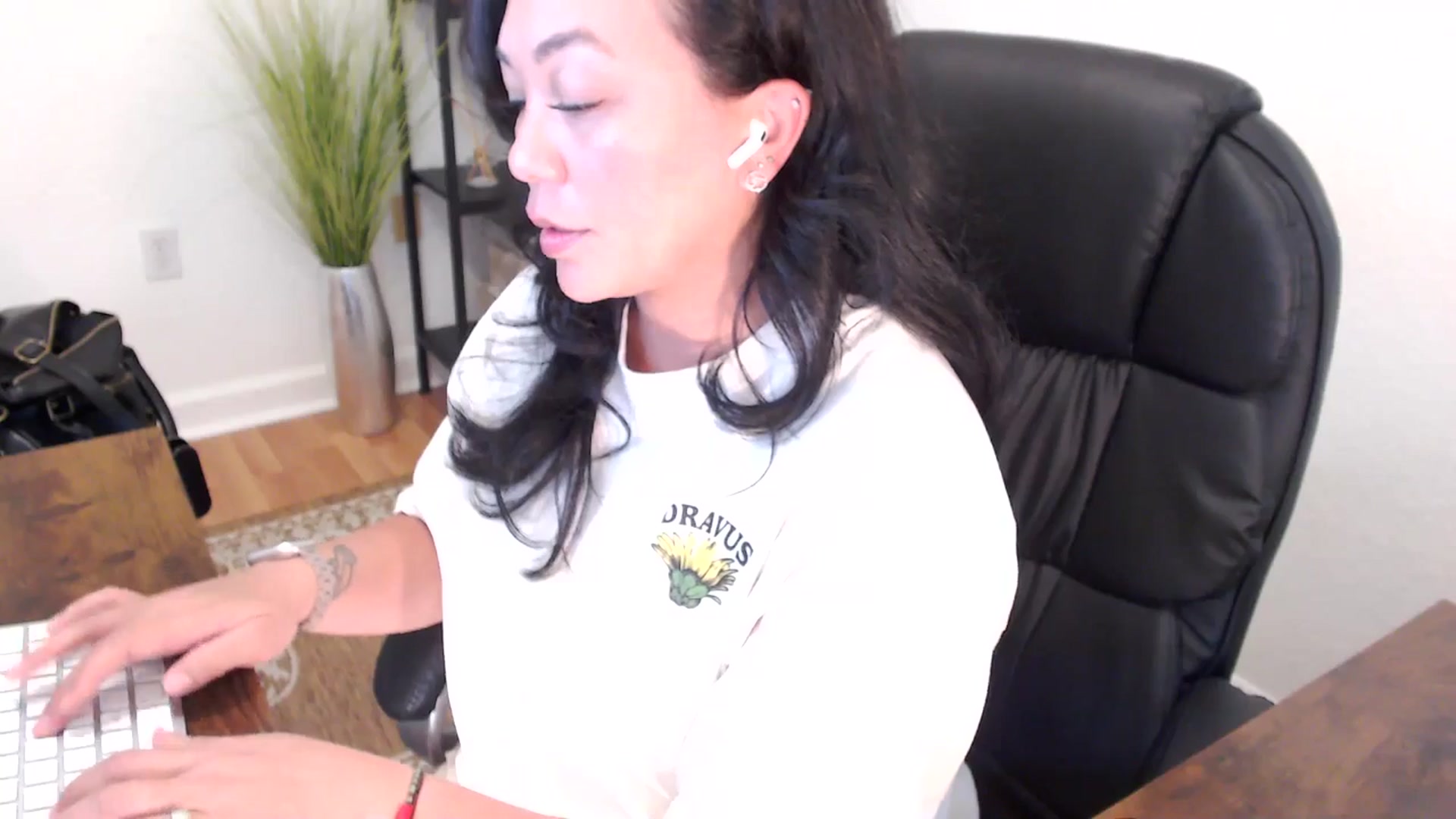 Gallery image thumbnail from MickaylaStar's myfreecams stream on, 05/08/2025, 20:12 image 2 of 20