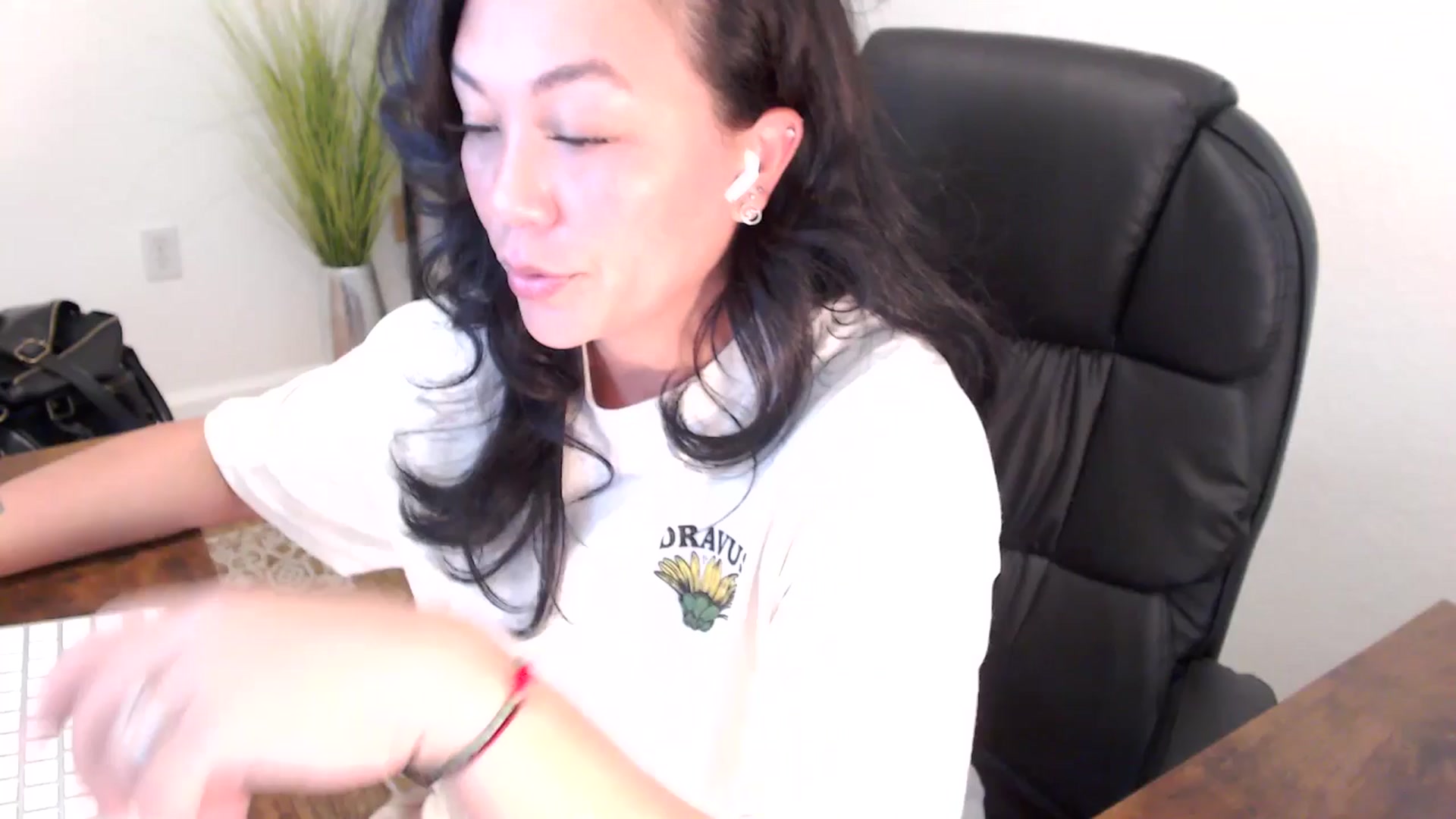 Gallery image thumbnail from MickaylaStar's myfreecams stream on, 05/08/2025, 20:12 image 1 of 20