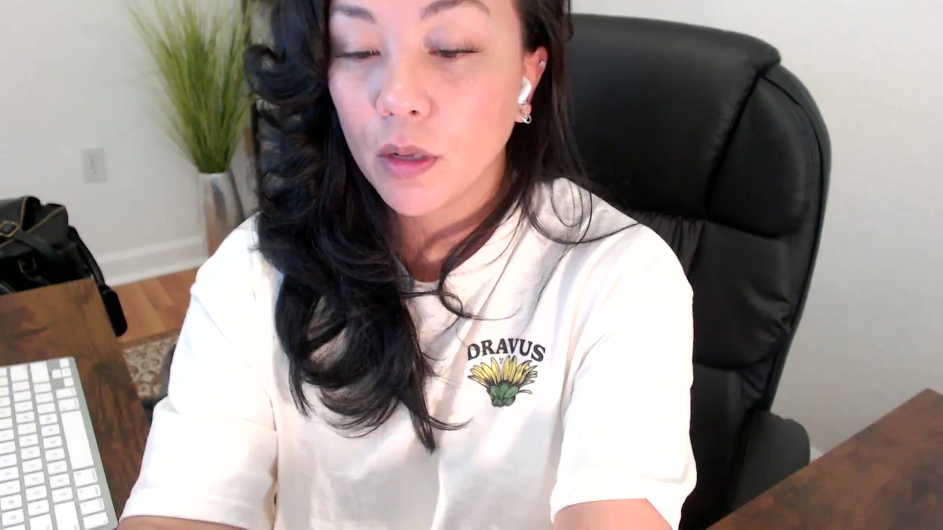 Gallery image thumbnail from MickaylaStar's myfreecams stream on, 05/08/2025, 20:39 image 19 of 20