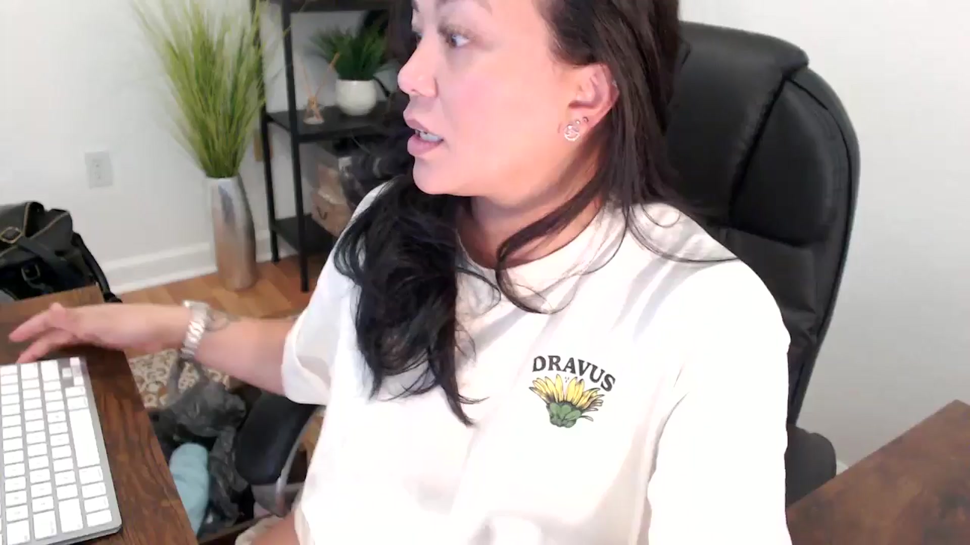 Gallery image thumbnail from MickaylaStar's myfreecams stream on, 05/08/2025, 20:39 image 12 of 20