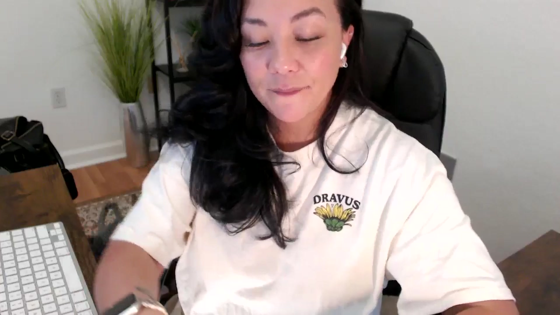 Gallery image thumbnail from MickaylaStar's myfreecams stream on, 05/08/2025, 20:39 image 4 of 20