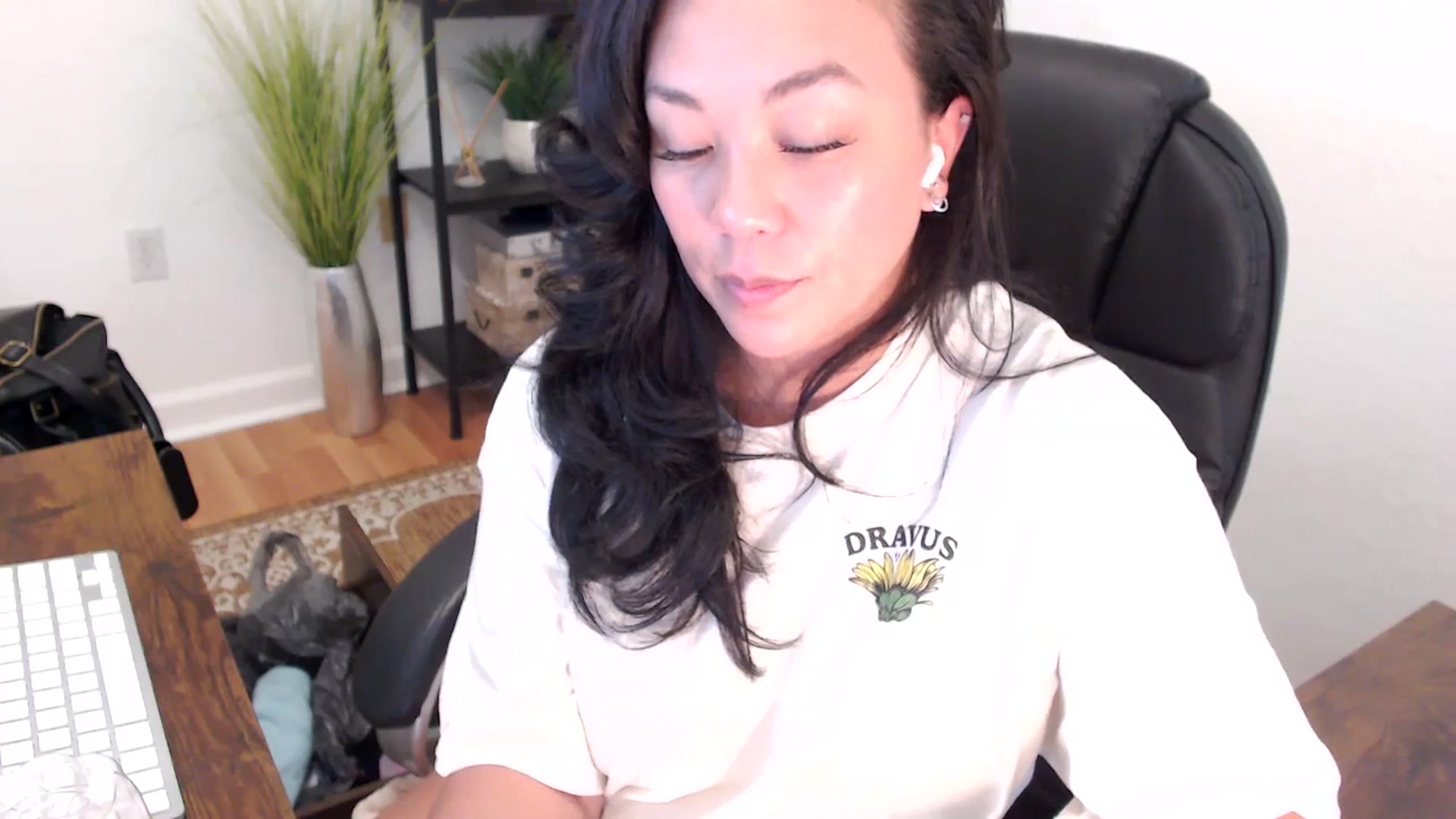 Gallery image thumbnail from MickaylaStar's myfreecams stream on, 05/08/2025, 20:39 image 16 of 20