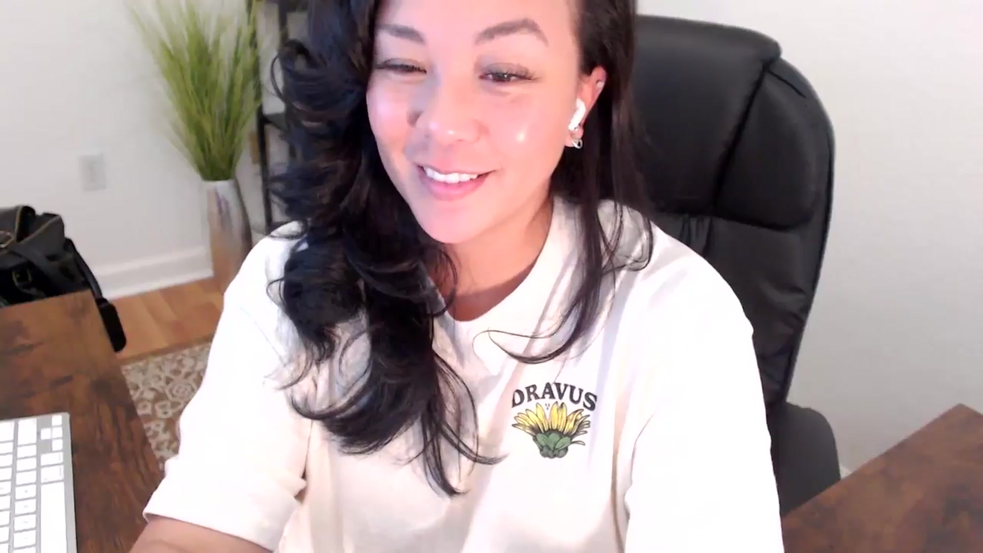 Gallery image thumbnail from MickaylaStar's myfreecams stream on, 05/08/2025, 21:10 image 4 of 20