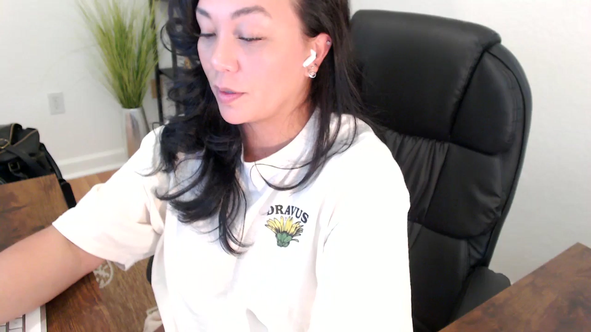 Gallery image thumbnail from MickaylaStar's myfreecams stream on, 05/08/2025, 21:10 image 2 of 20