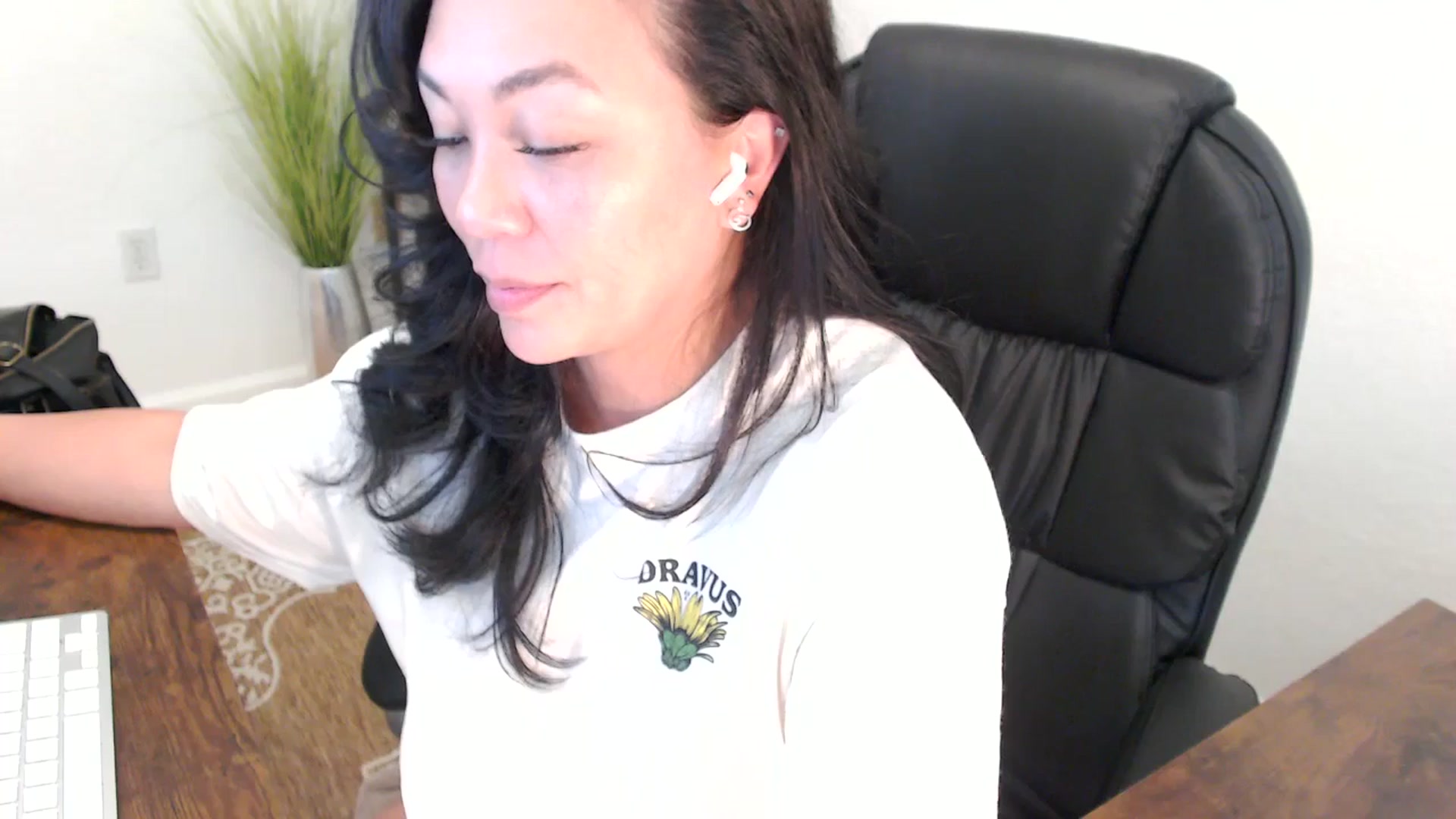 Gallery image thumbnail from MickaylaStar's myfreecams stream on, 05/08/2025, 21:10 image 1 of 20