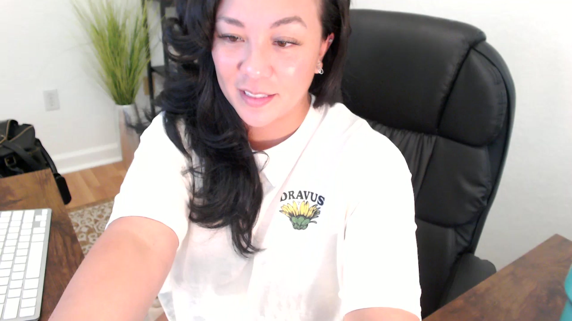 Gallery image thumbnail from MickaylaStar's myfreecams stream on, 05/08/2025, 21:10 image 16 of 20