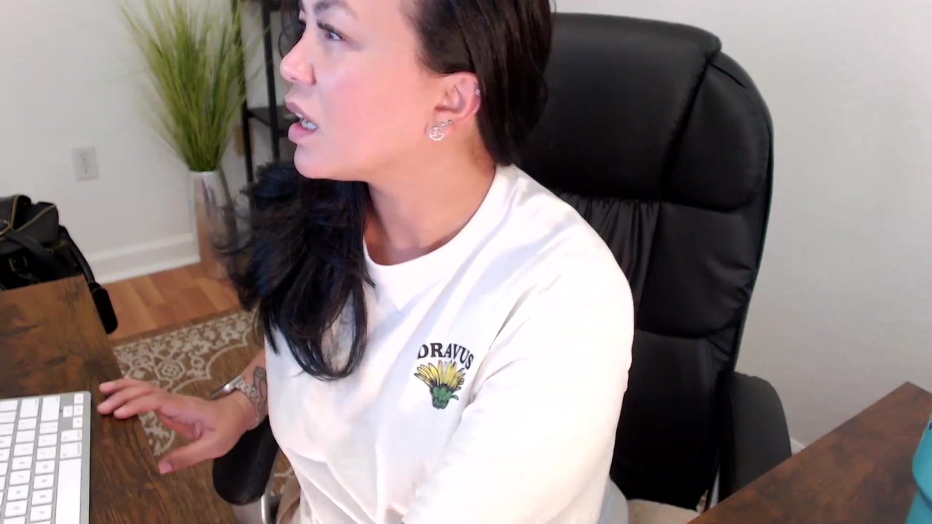 Gallery image thumbnail from MickaylaStar's myfreecams stream on, 05/08/2025, 21:10 image 12 of 20