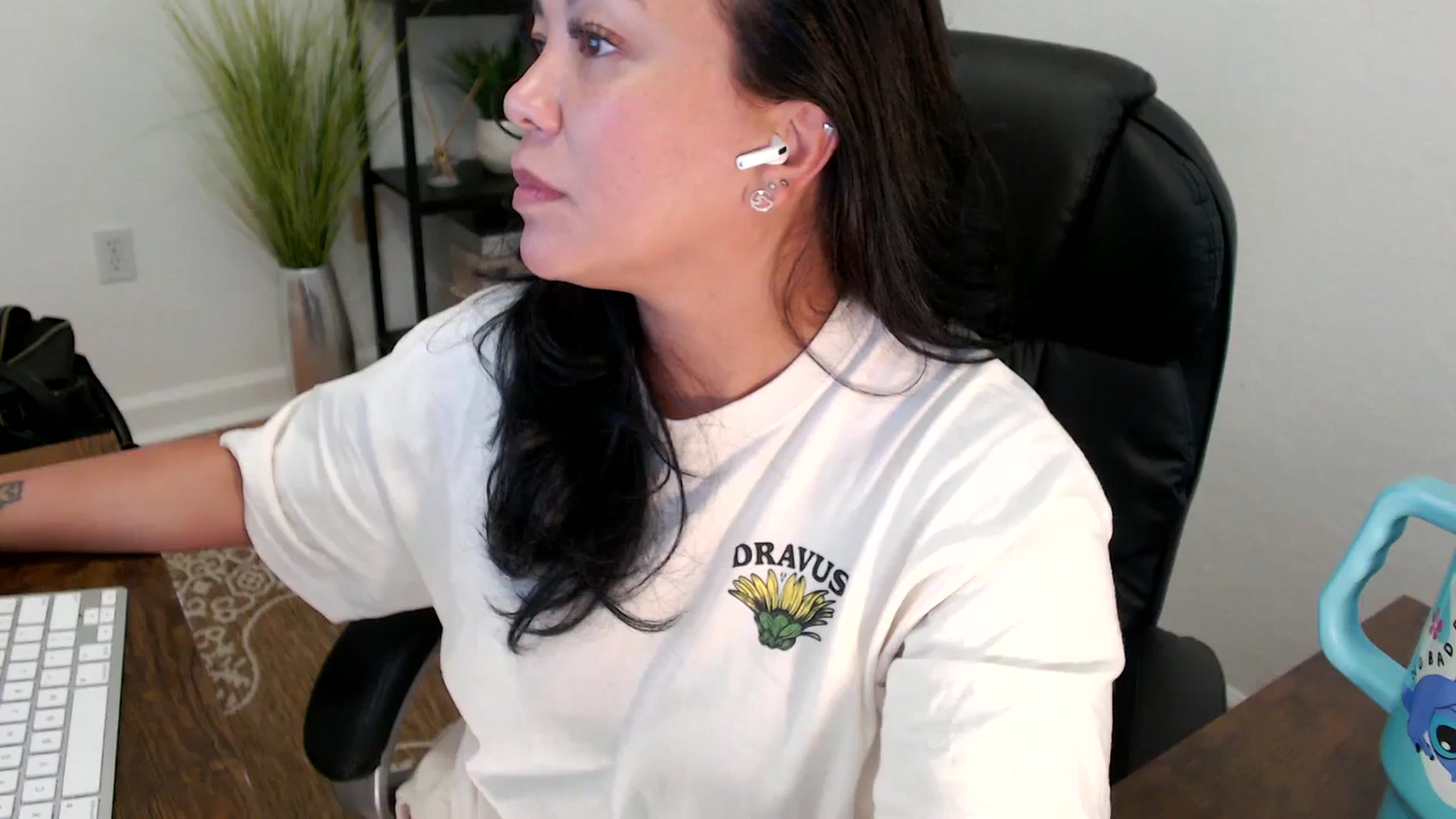 Gallery image thumbnail from MickaylaStar's myfreecams stream on, 05/08/2025, 21:45 image 12 of 20
