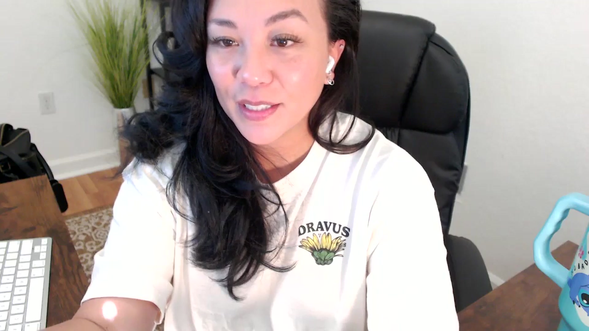 Gallery image thumbnail from MickaylaStar's myfreecams stream on, 05/08/2025, 21:45 image 10 of 20