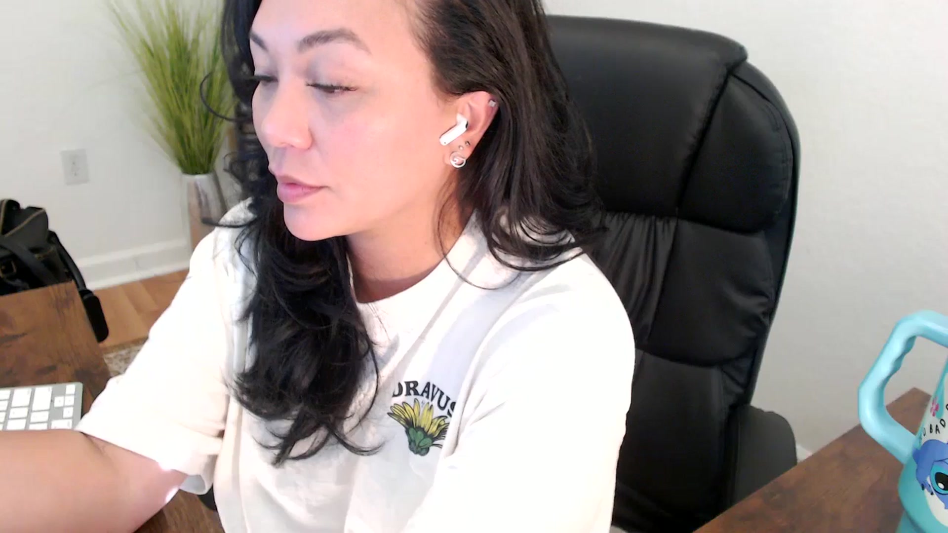 Gallery image thumbnail from MickaylaStar's myfreecams stream on, 05/08/2025, 21:45 image 13 of 20