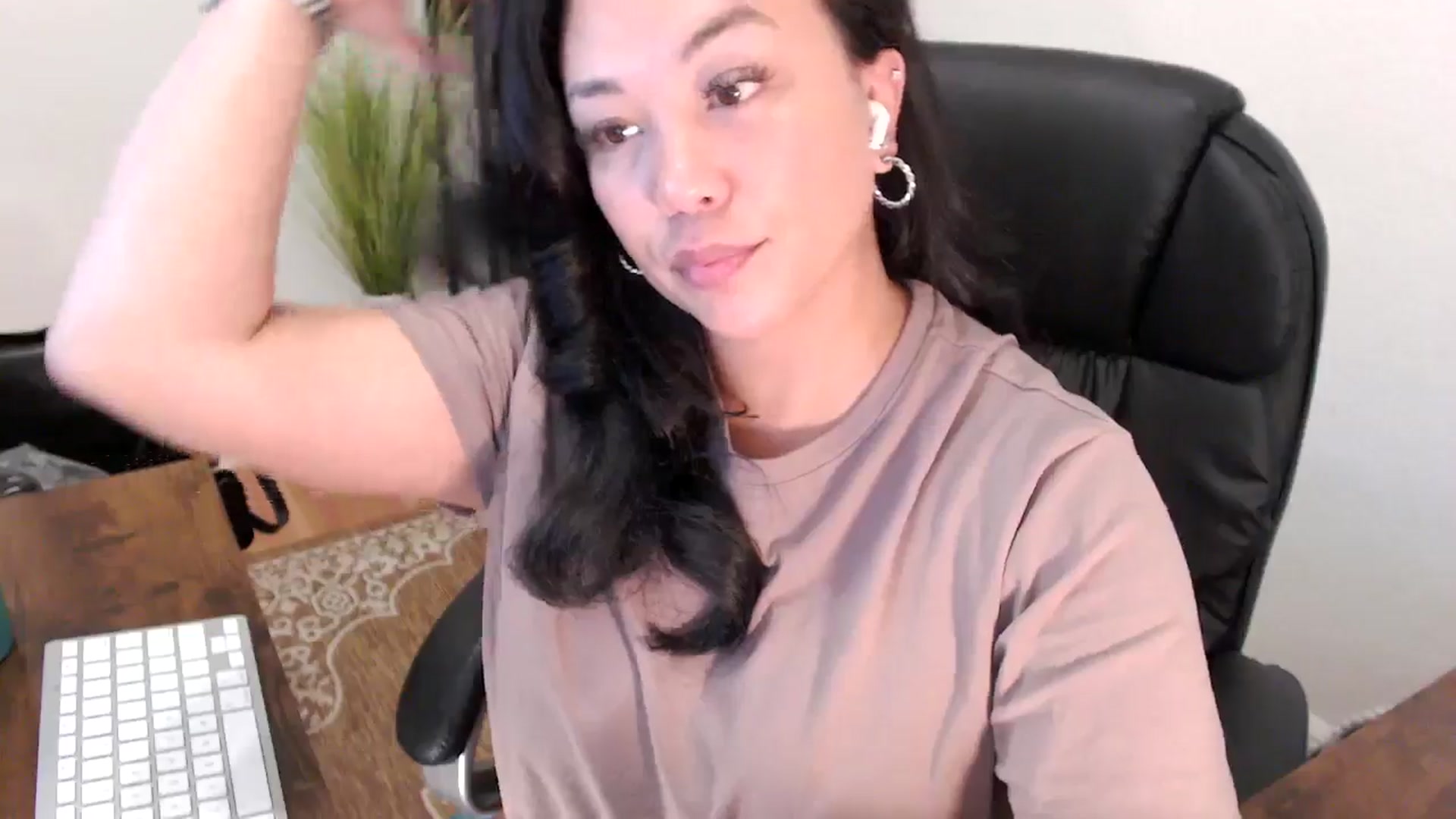 Gallery image thumbnail from MickaylaStar's myfreecams stream on, 05/09/2025, 16:54 image 12 of 20