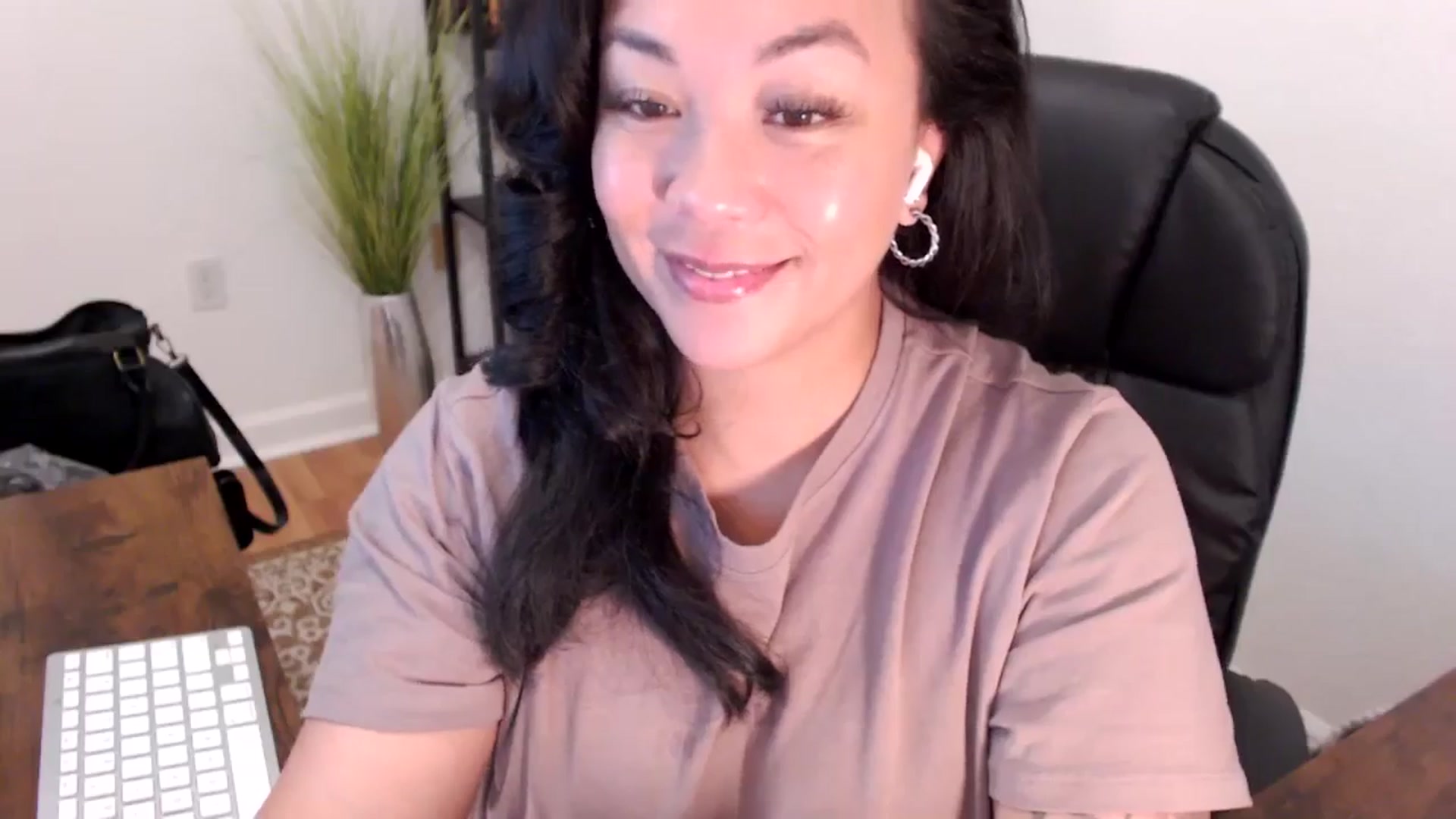 Gallery image thumbnail from MickaylaStar's myfreecams stream on, 05/09/2025, 17:17 image 12 of 20