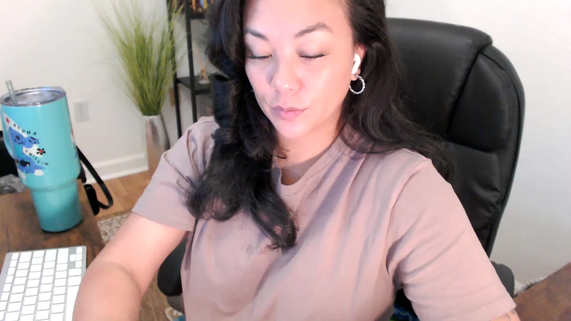 Gallery image thumbnail from MickaylaStar's myfreecams stream on, 05/09/2025, 17:17 image 7 of 20