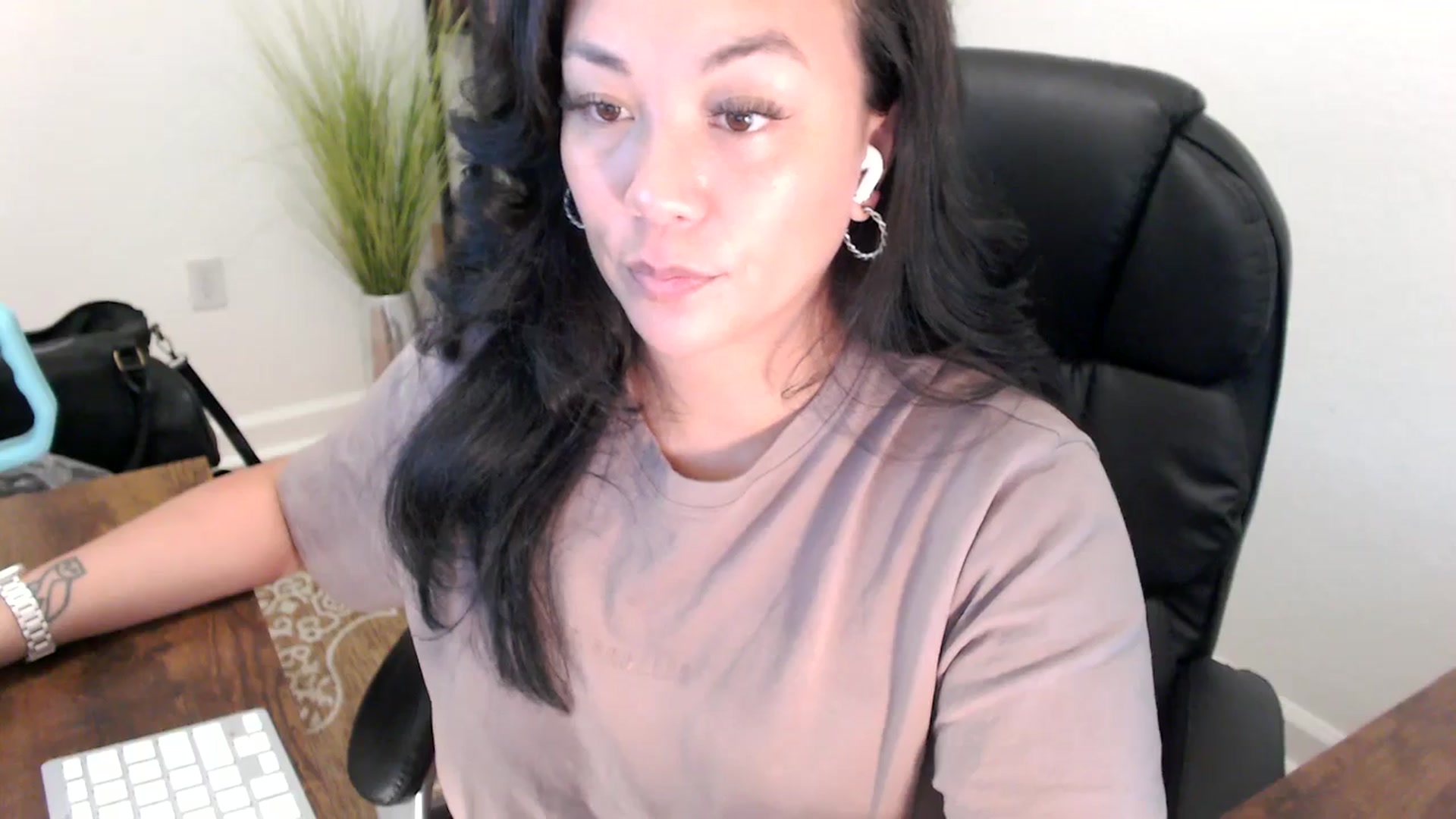 Gallery image thumbnail from MickaylaStar's myfreecams stream on, 05/09/2025, 18:12 image 15 of 20