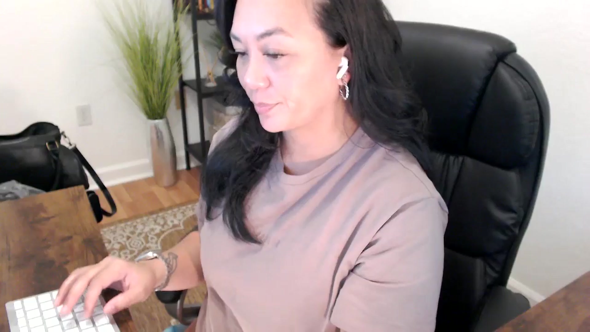 Gallery image thumbnail from MickaylaStar's myfreecams stream on, 05/09/2025, 18:12 image 17 of 20