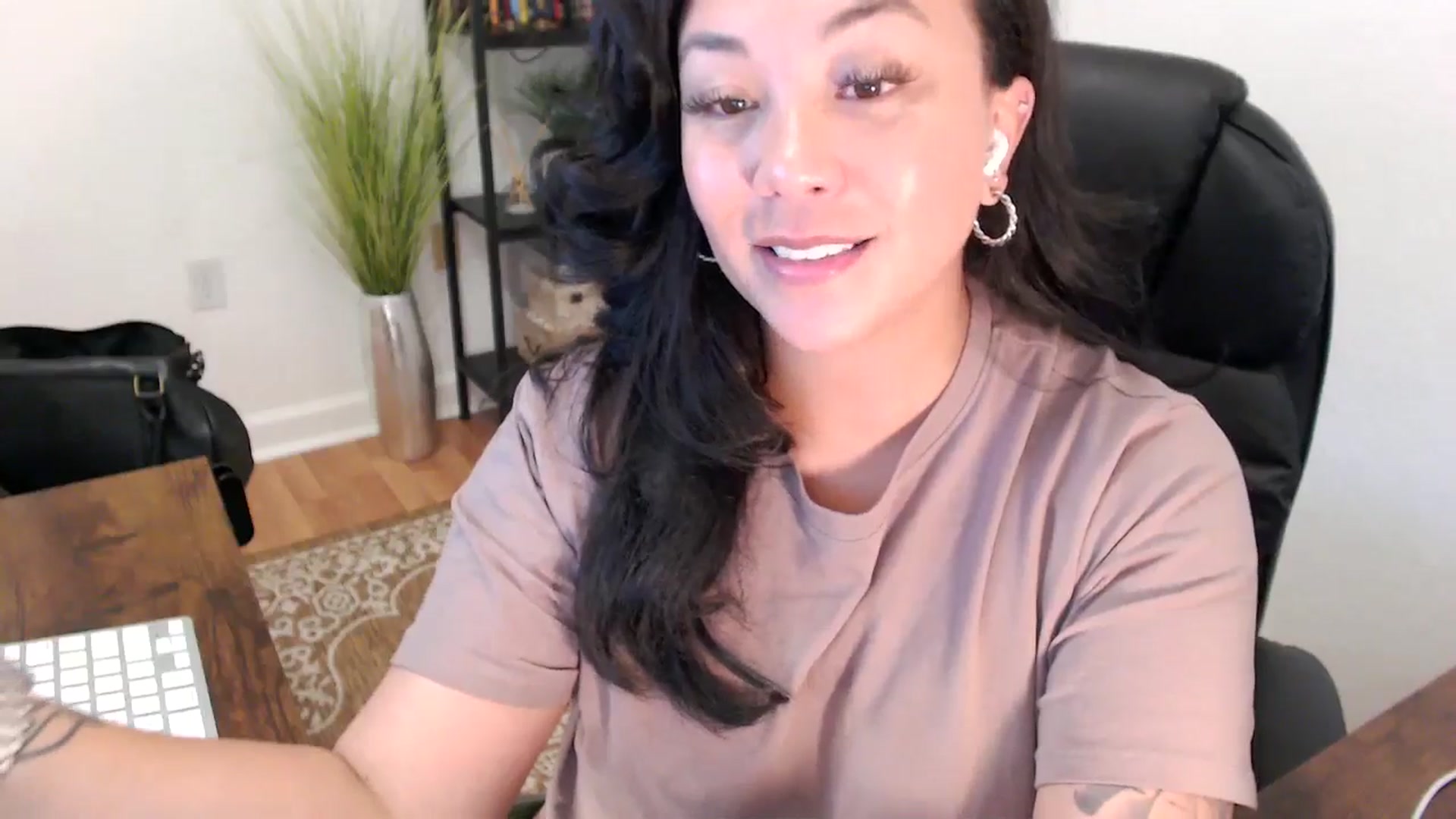 Gallery image thumbnail from MickaylaStar's myfreecams stream on, 05/09/2025, 20:43 image 3 of 20