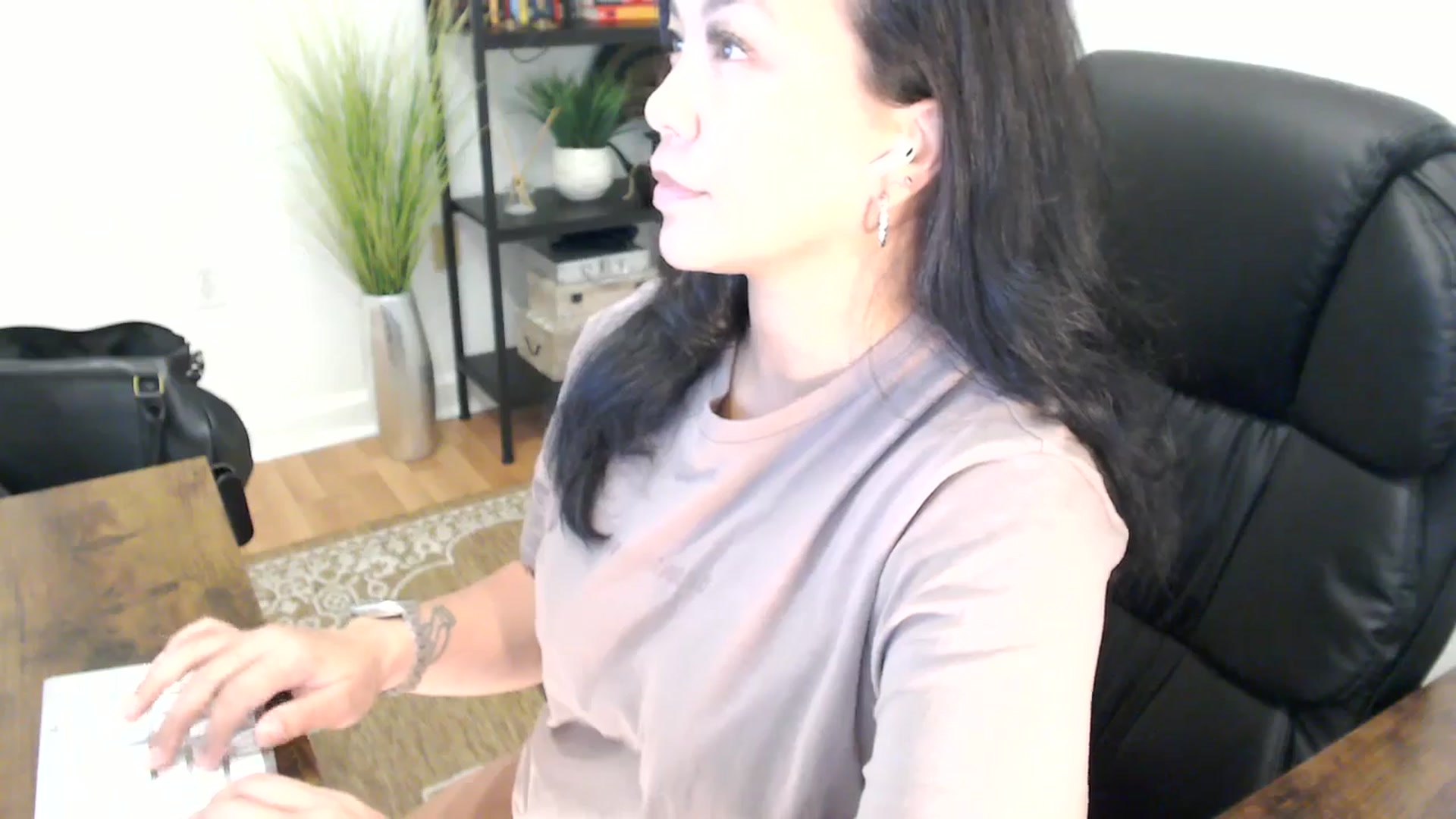 Gallery image thumbnail from MickaylaStar's myfreecams stream on, 05/09/2025, 20:43 image 13 of 20