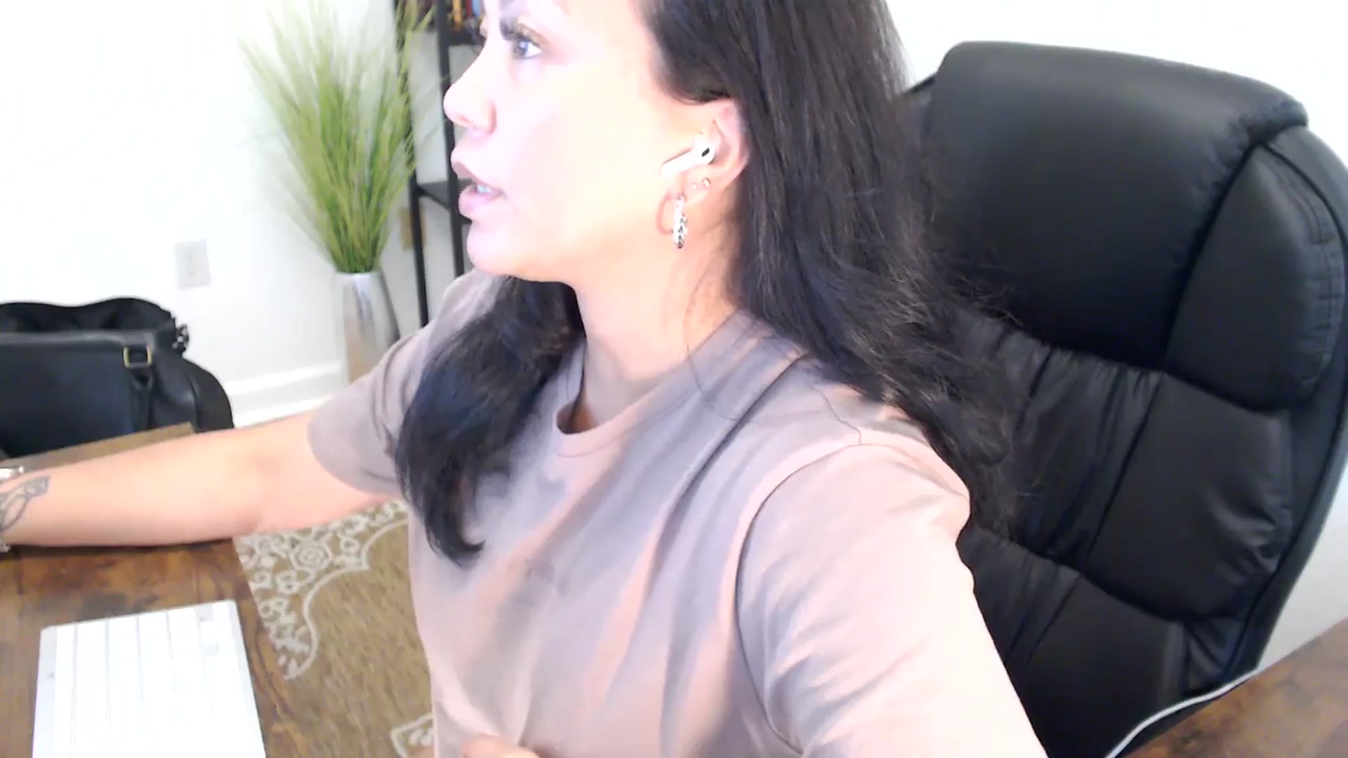 Gallery image thumbnail from MickaylaStar's myfreecams stream on, 05/09/2025, 20:43 image 12 of 20