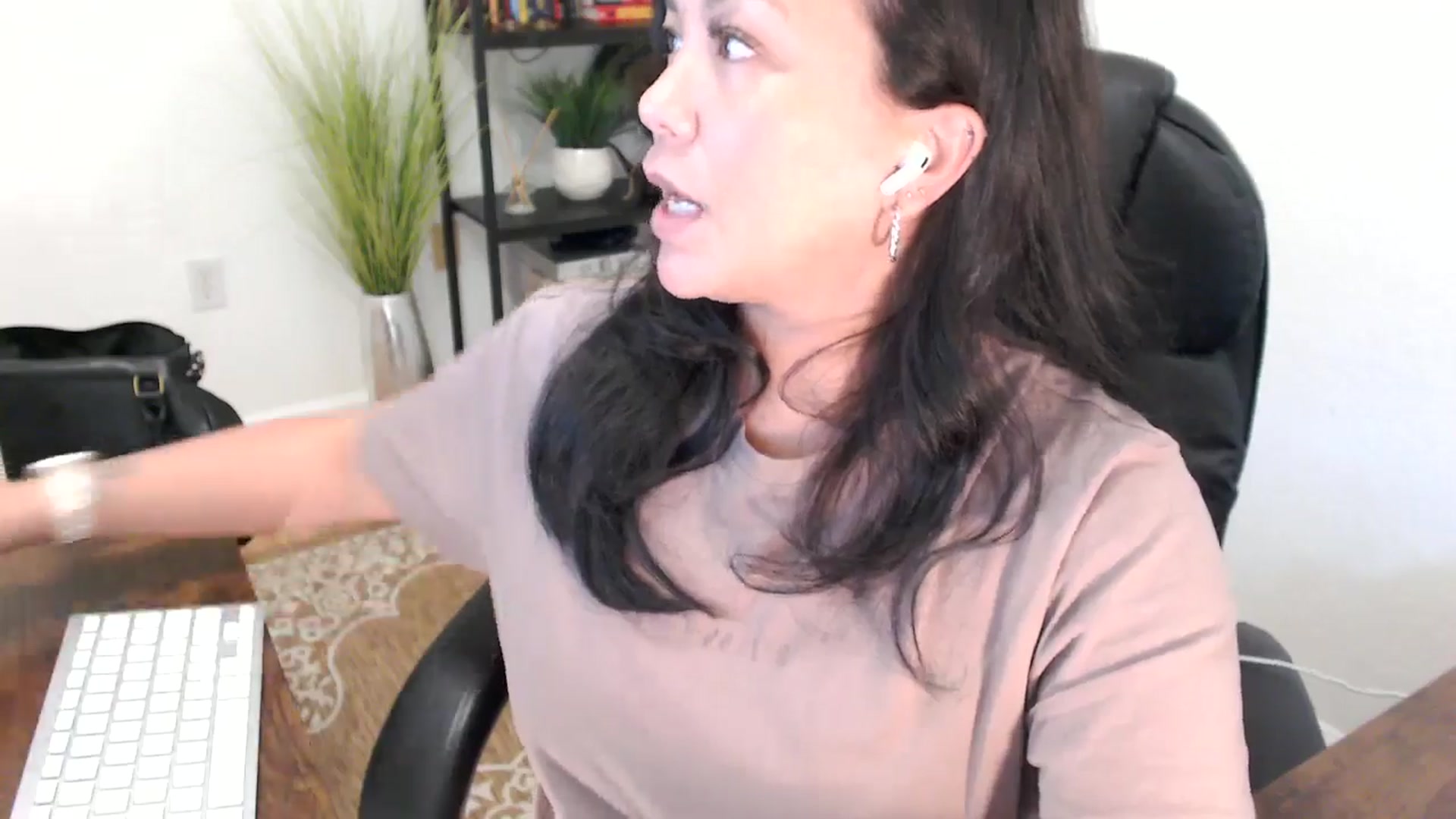 Gallery image thumbnail from MickaylaStar's myfreecams stream on, 05/09/2025, 21:48 image 6 of 20