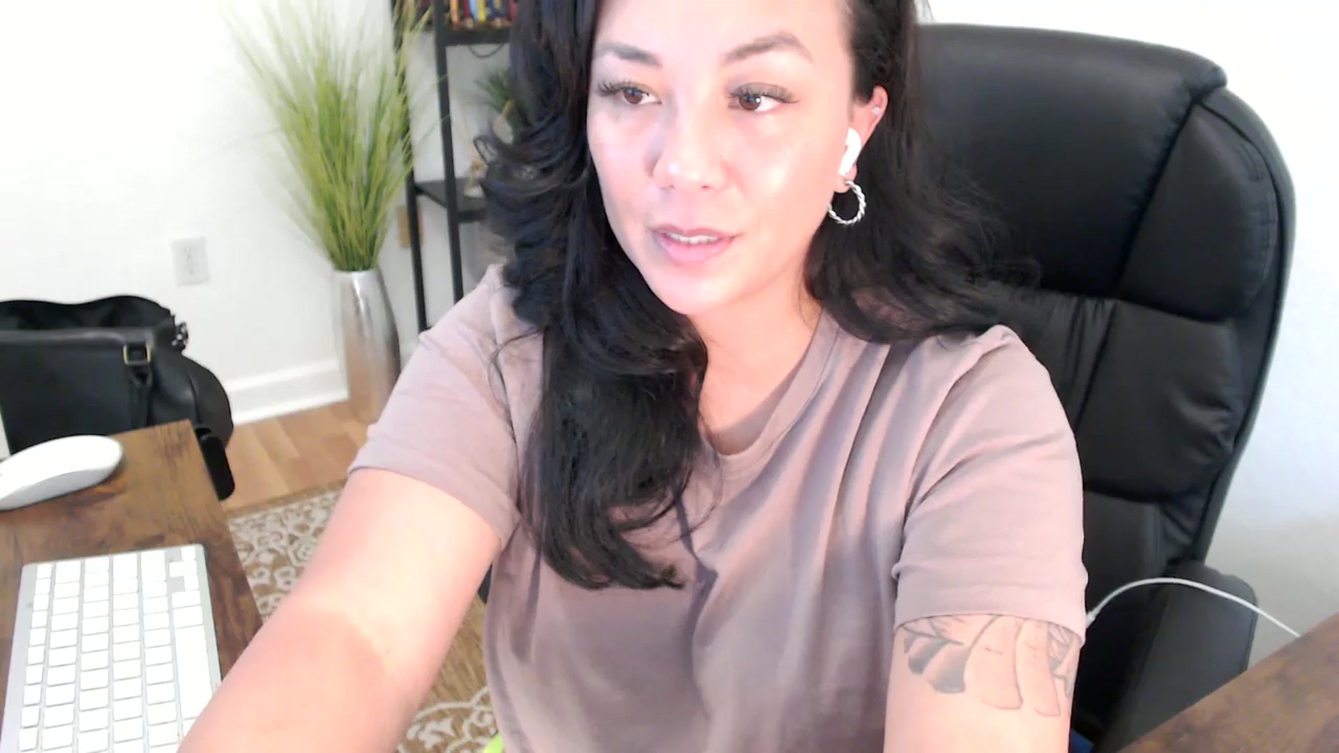 Gallery image thumbnail from MickaylaStar's myfreecams stream on, 05/09/2025, 21:48 image 18 of 20