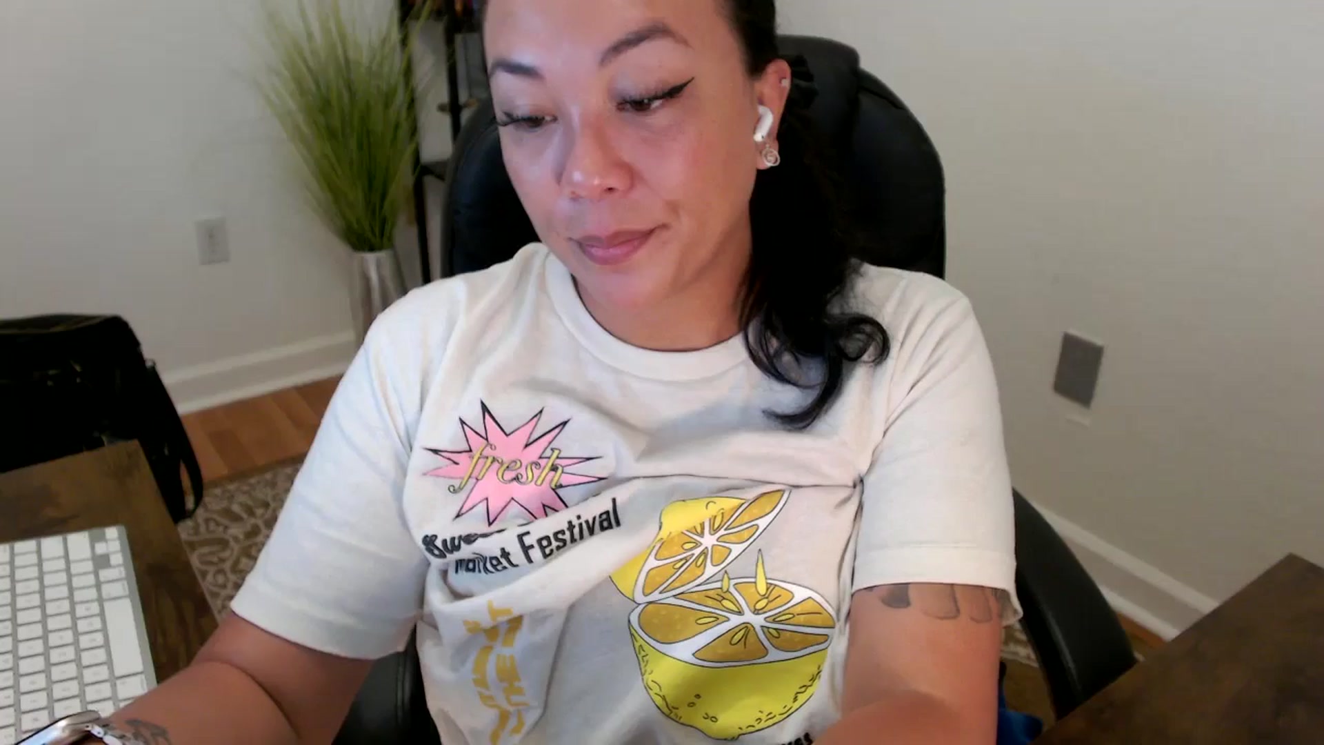 Gallery image thumbnail from MickaylaStar's myfreecams stream on, 05/12/2025, 16:15 image 11 of 20