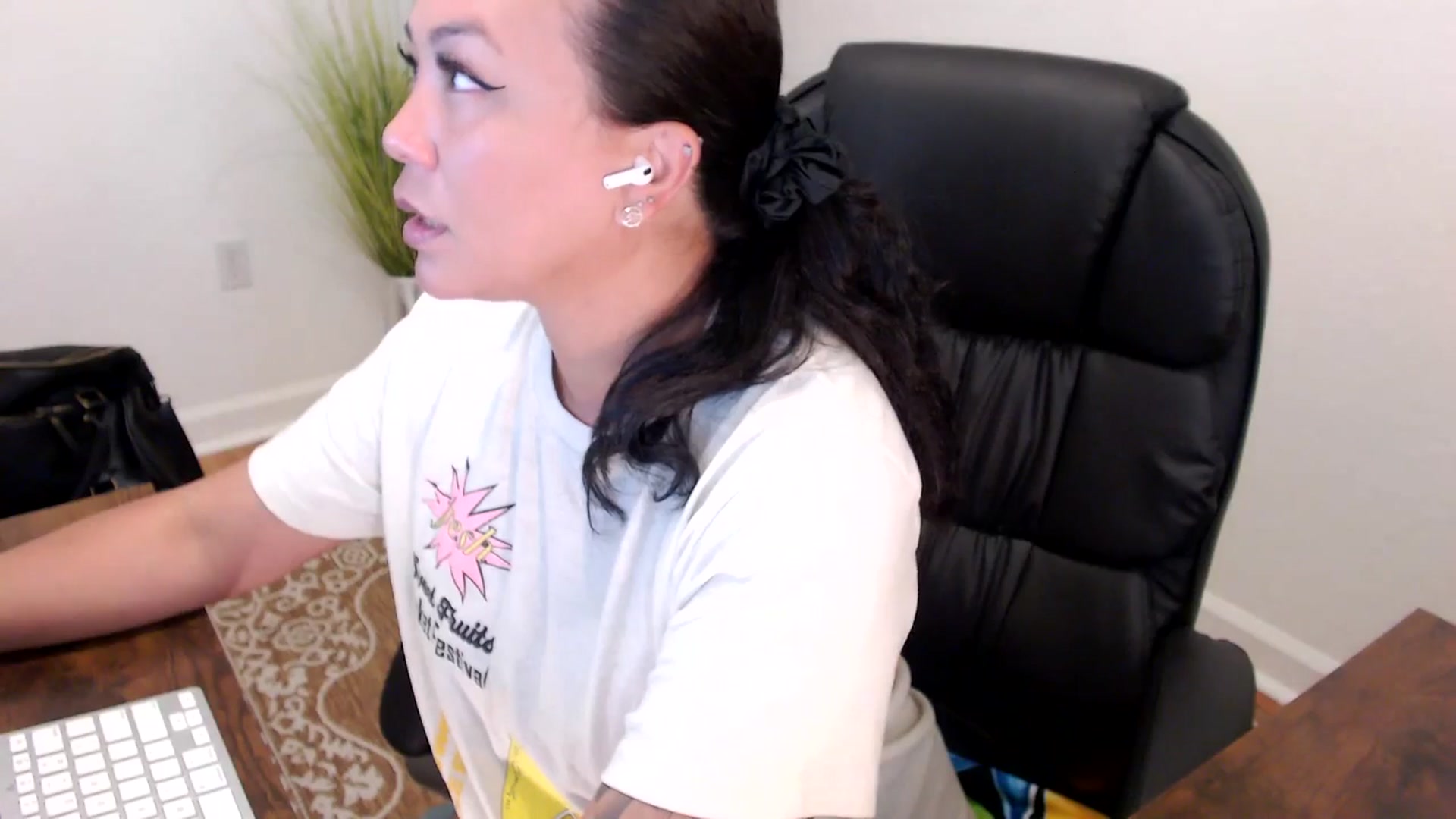 Gallery image thumbnail from MickaylaStar's myfreecams stream on, 05/12/2025, 16:15 image 3 of 20