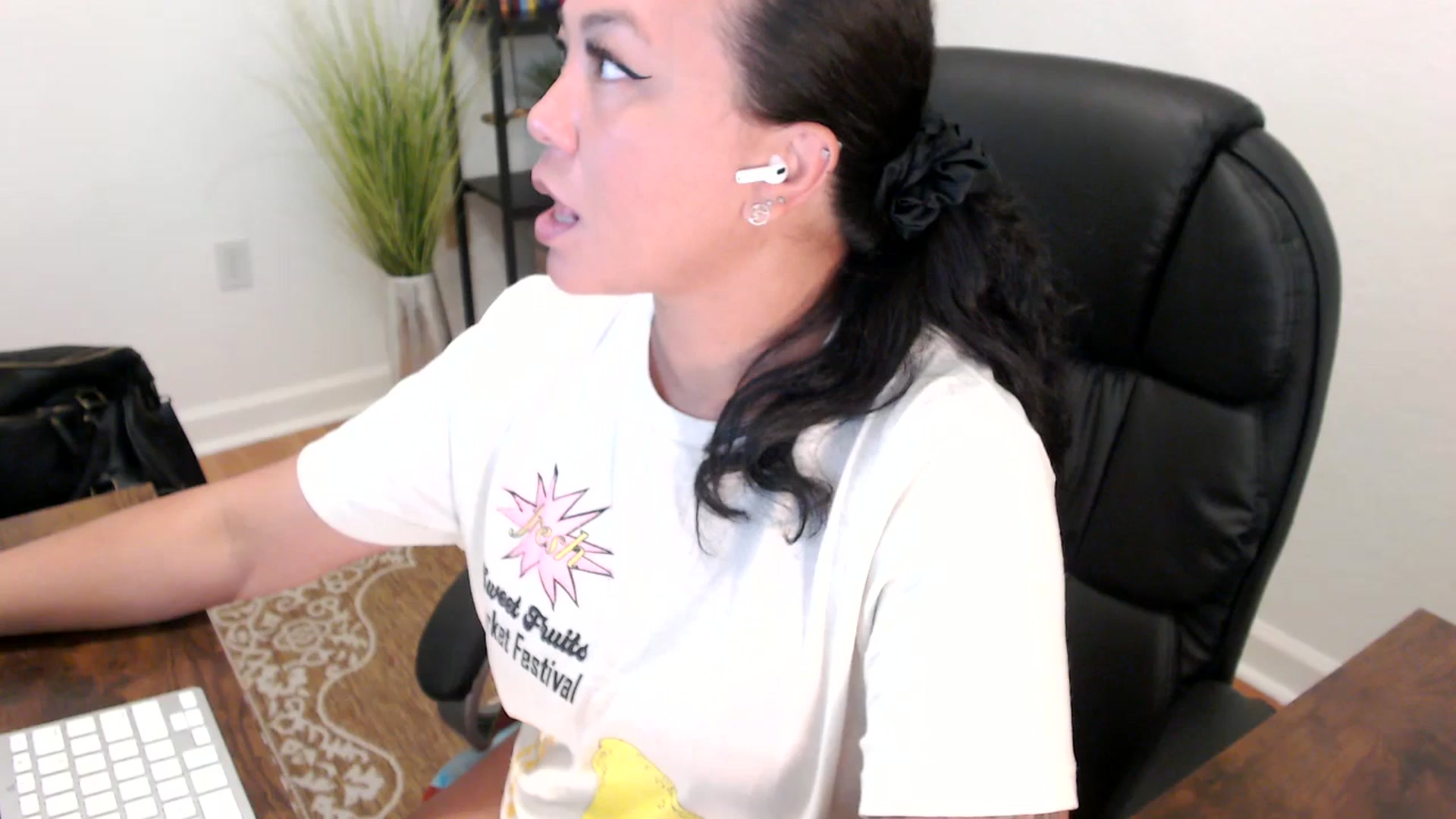 Gallery image thumbnail from MickaylaStar's myfreecams stream on, 05/12/2025, 16:15 image 1 of 20