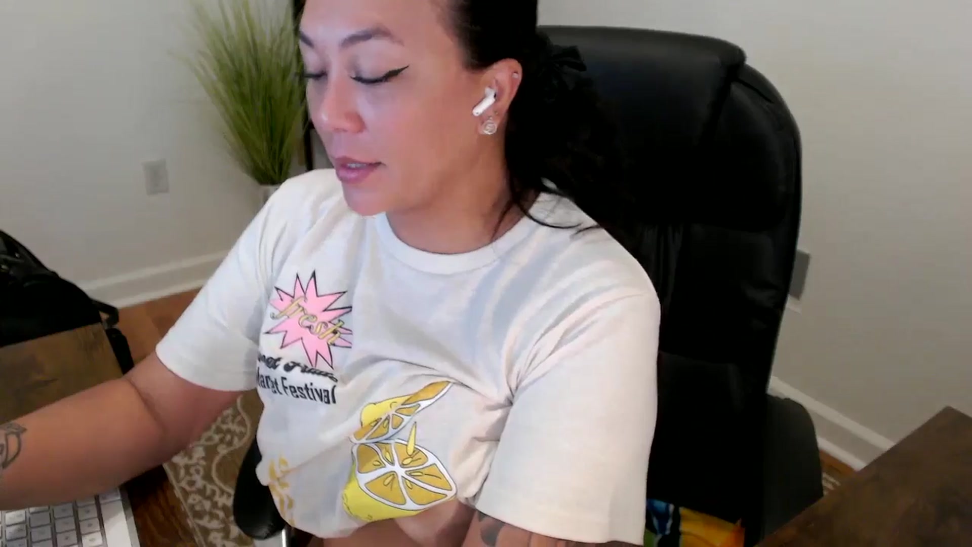 Gallery image thumbnail from MickaylaStar's myfreecams stream on, 05/12/2025, 16:15 image 15 of 20