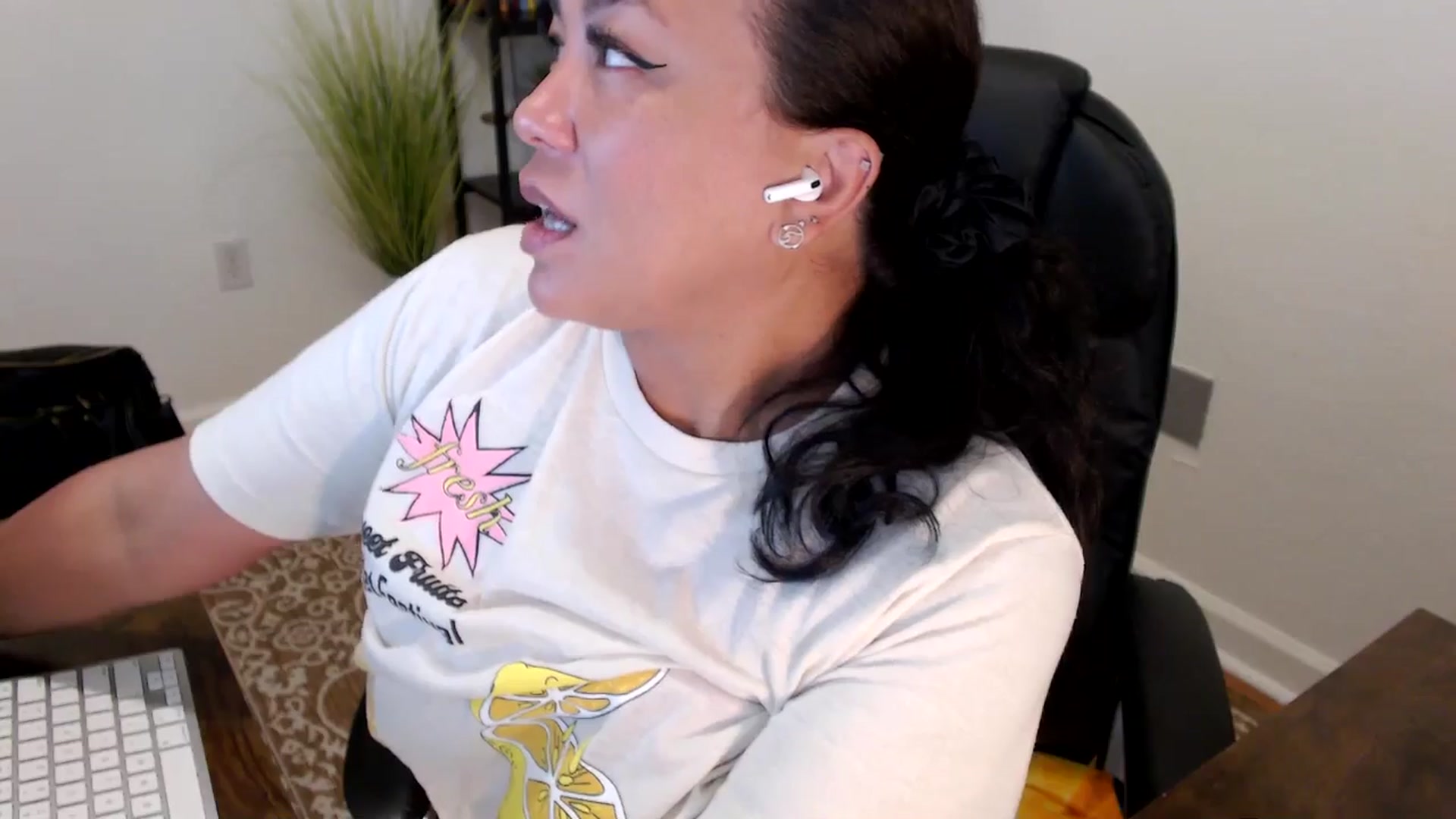 Gallery image thumbnail from MickaylaStar's myfreecams stream on, 05/12/2025, 16:15 image 13 of 20
