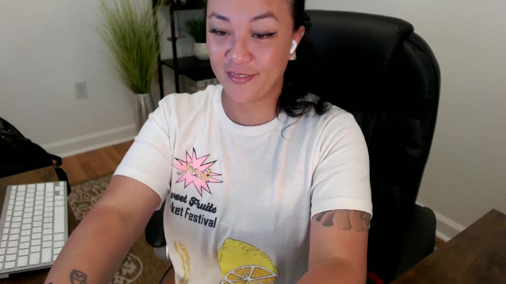 Gallery image thumbnail from MickaylaStar's myfreecams stream on, 05/12/2025, 17:33 image 18 of 20