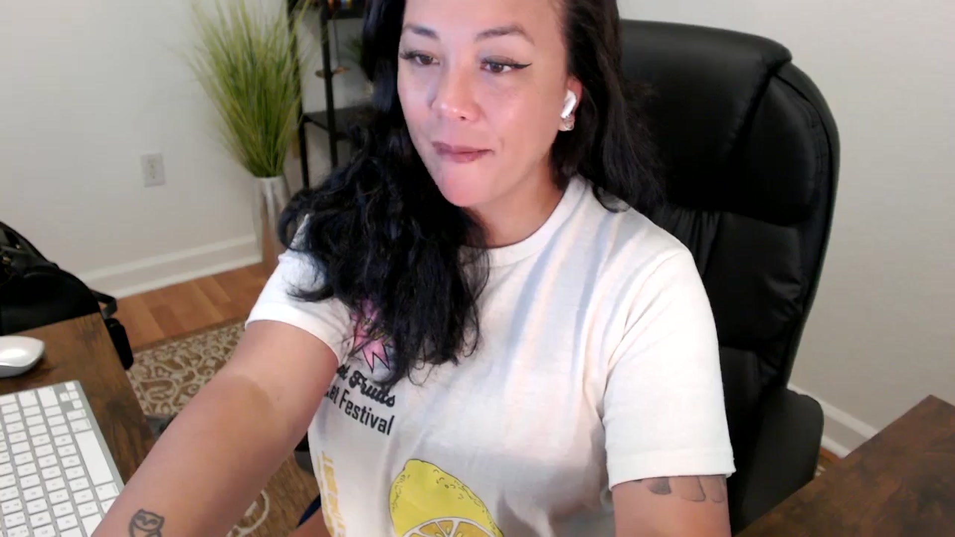 Gallery image thumbnail from MickaylaStar's myfreecams stream on, 05/12/2025, 17:56 image 19 of 20