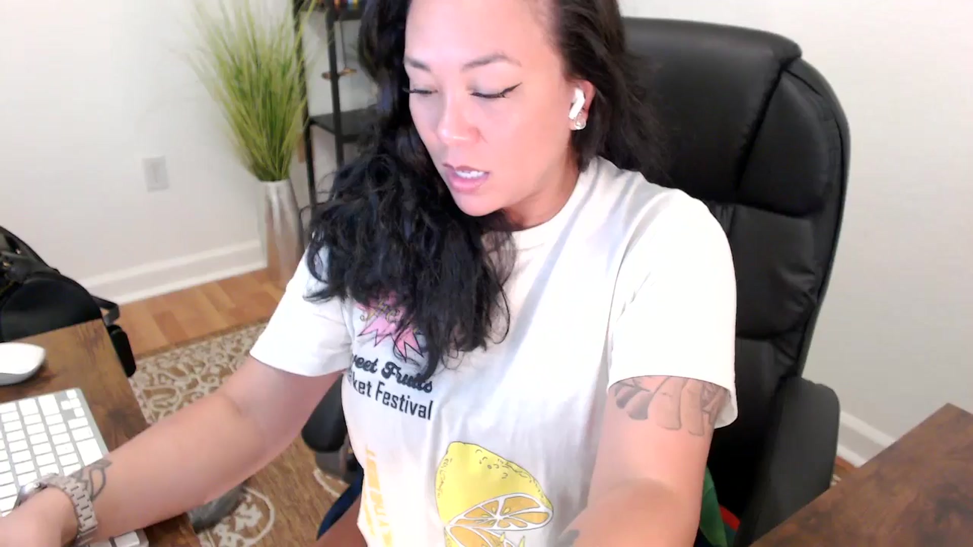 Gallery image thumbnail from MickaylaStar's myfreecams stream on, 05/12/2025, 17:56 image 13 of 20