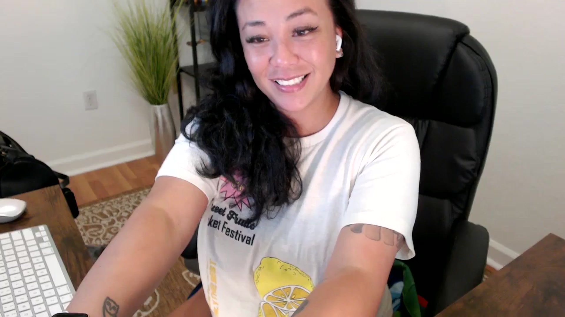 Gallery image thumbnail from MickaylaStar's myfreecams stream on, 05/12/2025, 17:56 image 17 of 20