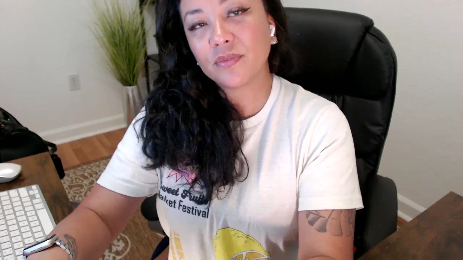 Gallery image thumbnail from MickaylaStar's myfreecams stream on, 05/12/2025, 17:56 image 11 of 20