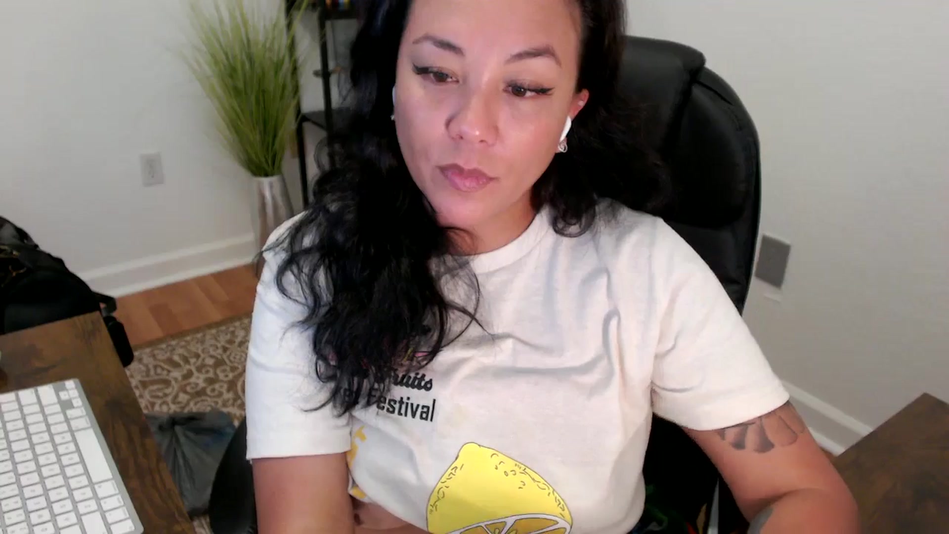 Gallery image thumbnail from MickaylaStar's myfreecams stream on, 05/12/2025, 18:23 image 3 of 20