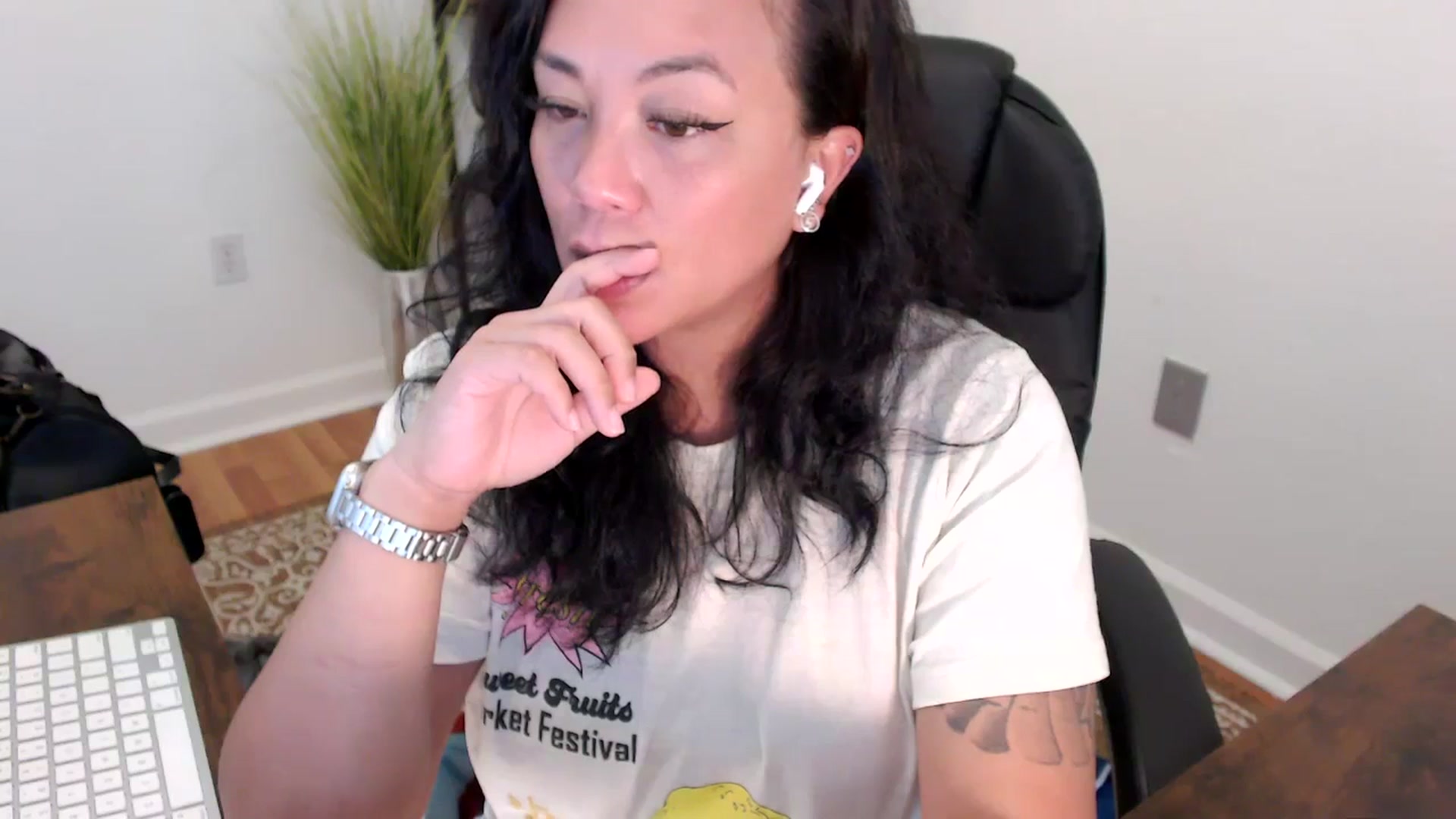 Gallery image thumbnail from MickaylaStar's myfreecams stream on, 05/12/2025, 20:17 image 5 of 20