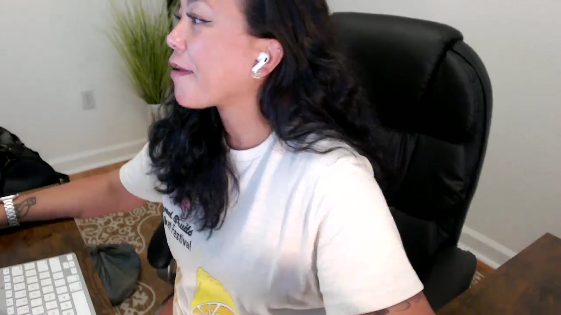 Gallery image thumbnail from MickaylaStar's myfreecams stream on, 05/12/2025, 20:17 image 12 of 20