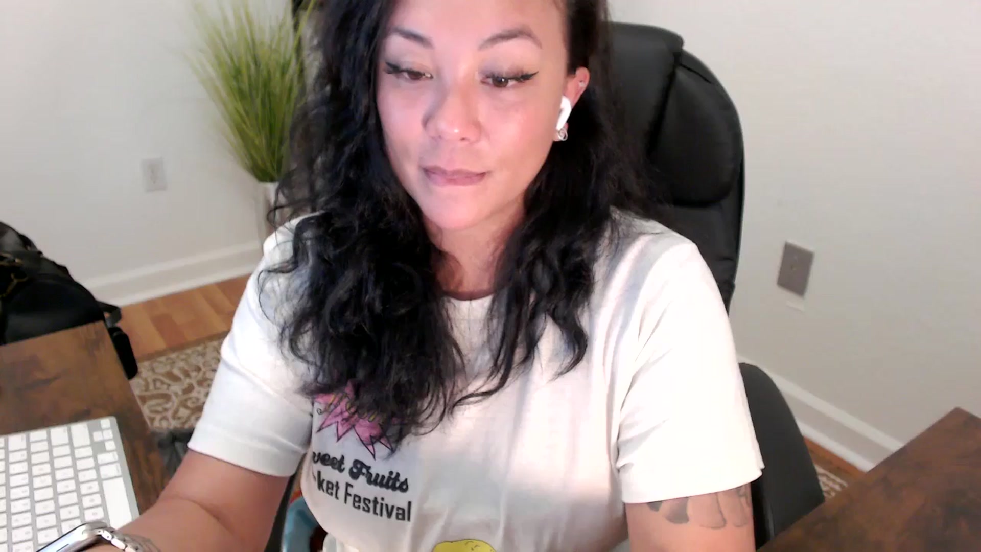 Gallery image thumbnail from MickaylaStar's myfreecams stream on, 05/12/2025, 20:17 image 7 of 20